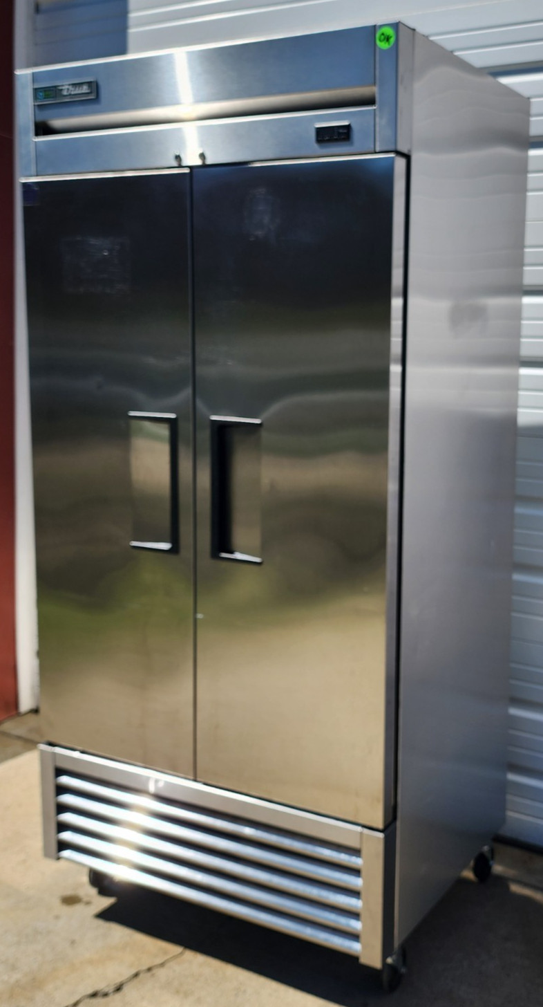 2021 TRUE T-35 TWO SECTION REACH-IN REFRIGERATOR