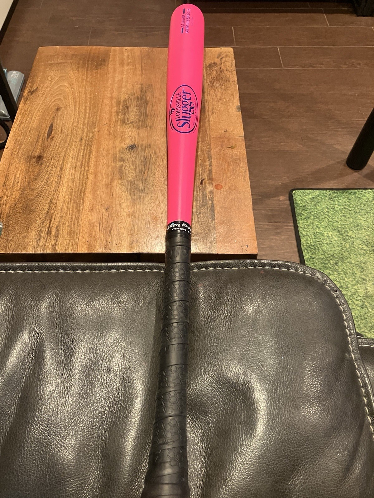 Louisville Slugger Genuine Pink Mixed Baseball Bat 32 Inch Balanced Design