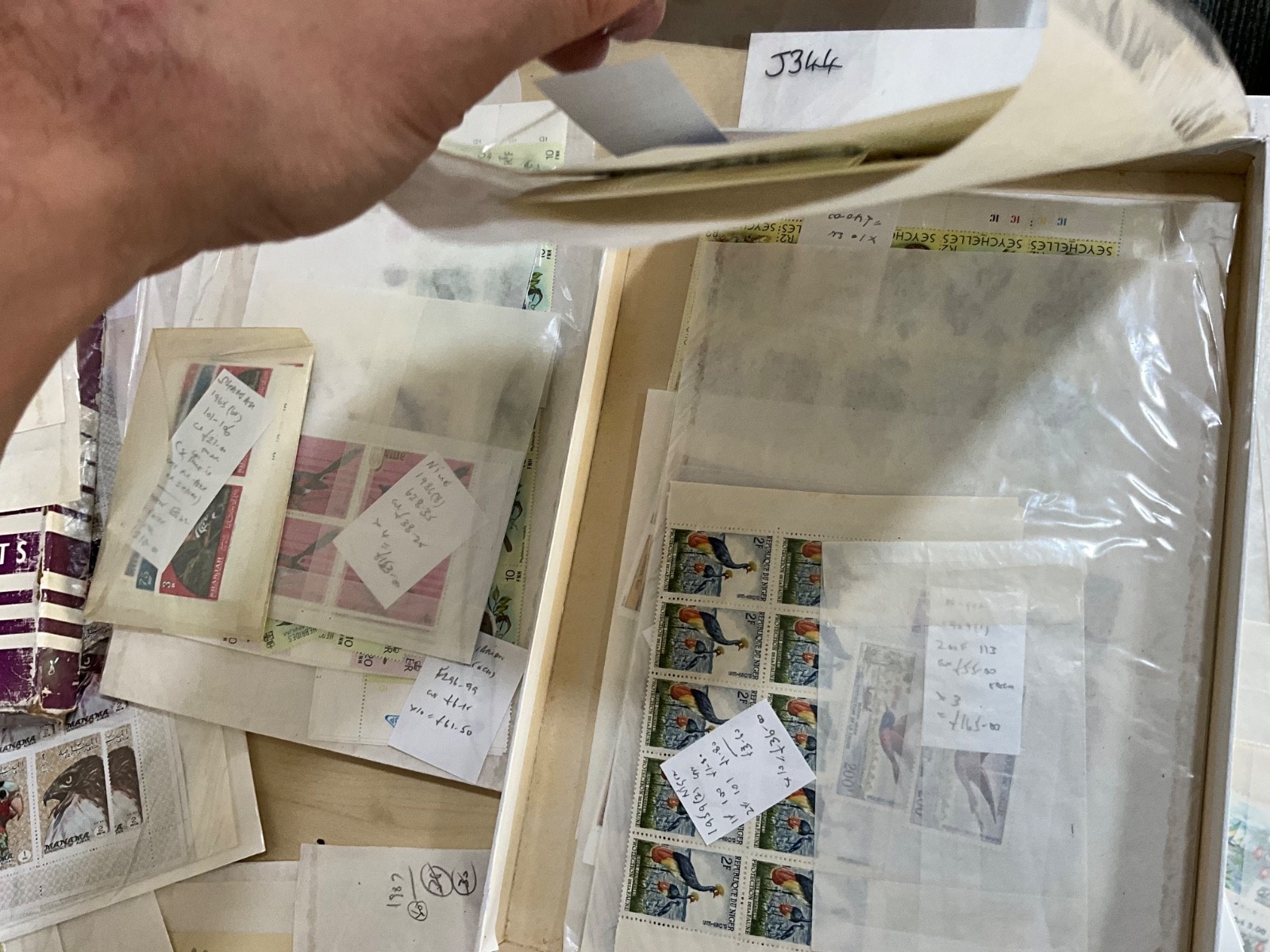 Birds on stamps MNH cat value over £9000 ex dealer stock t29