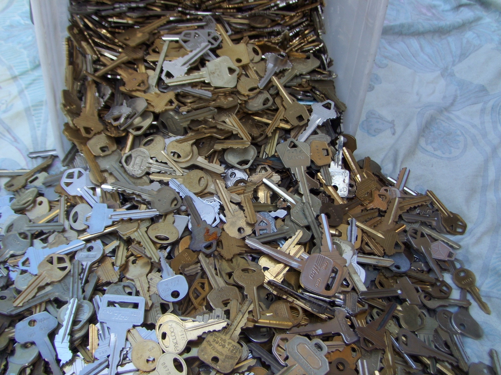 Lot of  Misc Cut  Keys 1.5 Pounds (LBS)  HOUSE,CARS.  Some old Art Craft..