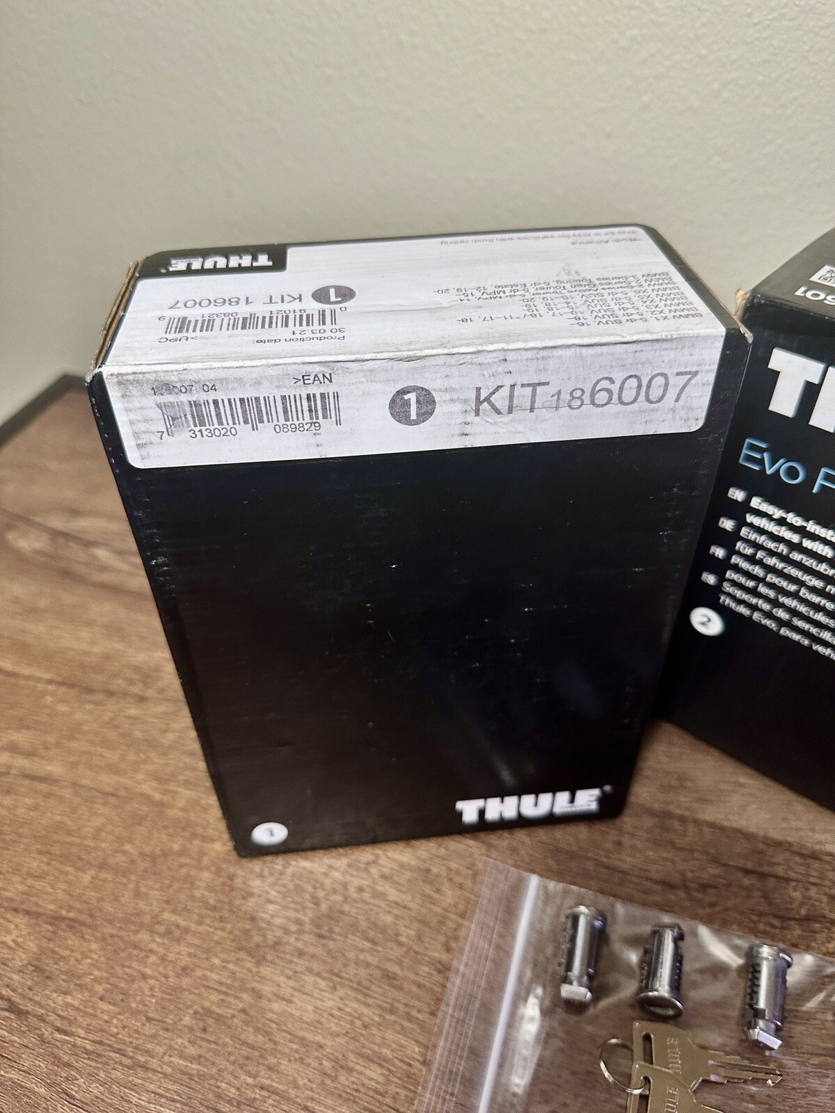 Thule BUNDLE: Evo Flush Rail Foot Pack + Thule Kit 186007 + Thule Lock/Key Set