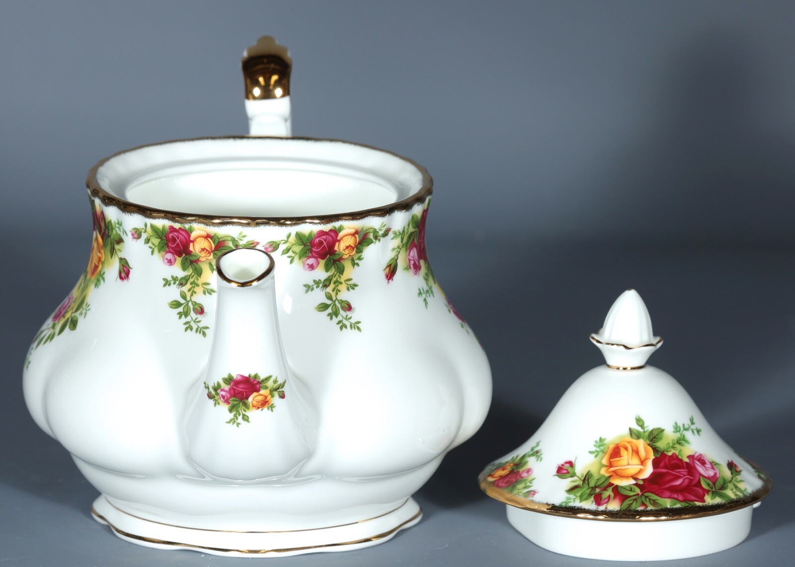 ROYAL ALBERT OLD COUNTRY ROSES (1962) Bone Chine Locking Lid Teapot 5 Cup