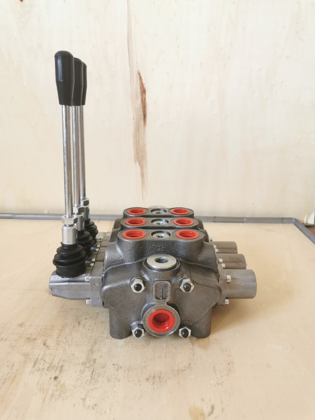 39,5 GPM (150L) Hydraulic Sectional Control Valve with 3 Levers, 1" BSP