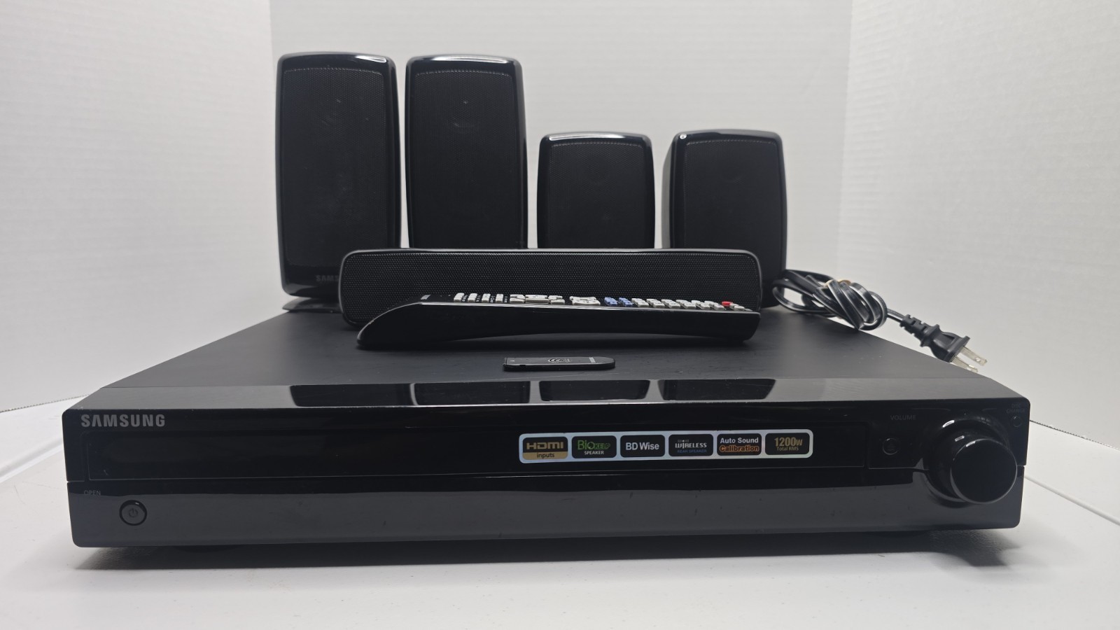 Samsung HT-Z520 5 Disk CD/DVD Home Theater System (Tested, 5 Speakers + Wire)