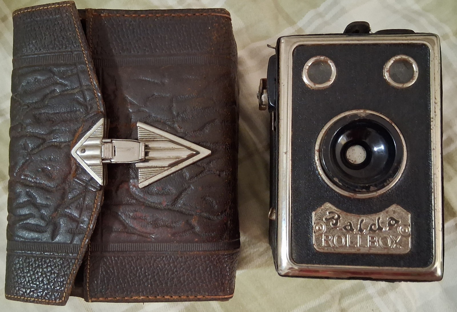 (O) Balda Rollbox Camera w/ Leather Case and Remote Cable Thread, 1930s