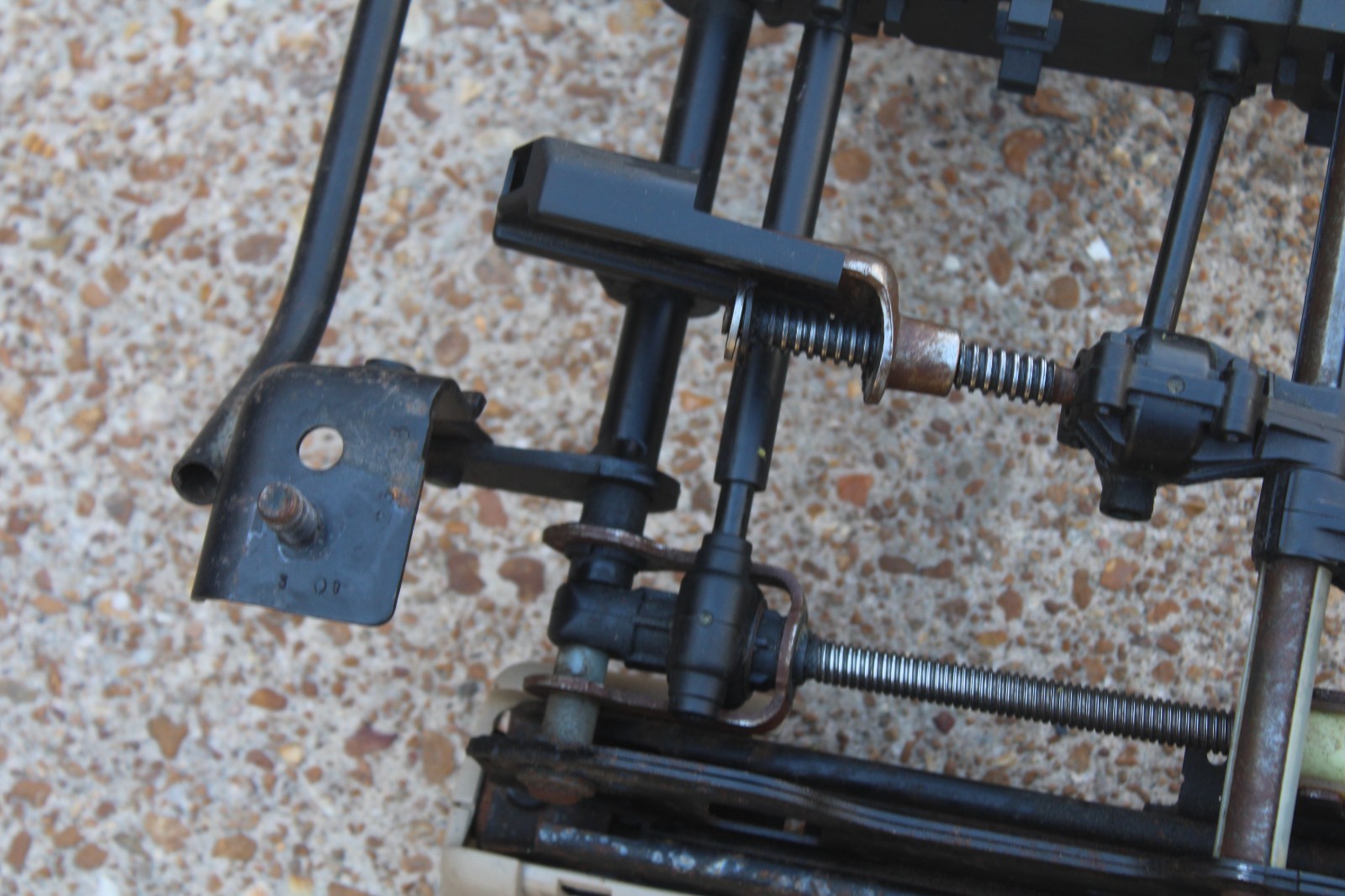 07-14 CHEVY TAHOE SUBURBAN YUKON DRIVER LEFT 2 PLUG POWER SEAT TRACK TAN TRIM