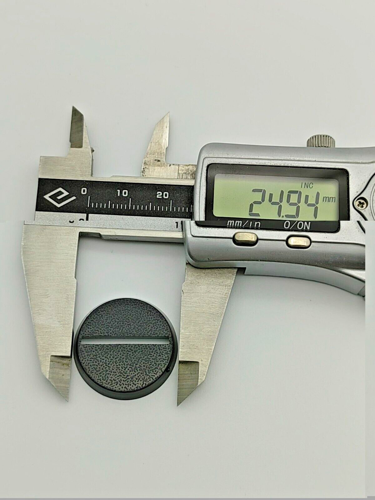 Lot Of 100 25mm Round SLOT Bases Used For Warhammer 40k + AoS Games Workshop