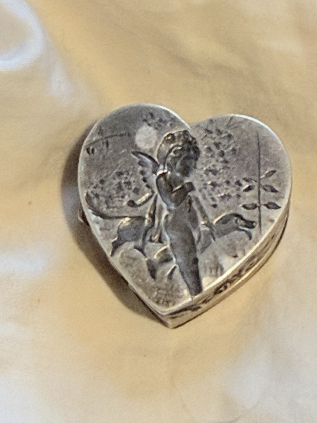 Antique Old Couple Cherub Dog Repousse Hanau .800 Silver Heart Pill Box German