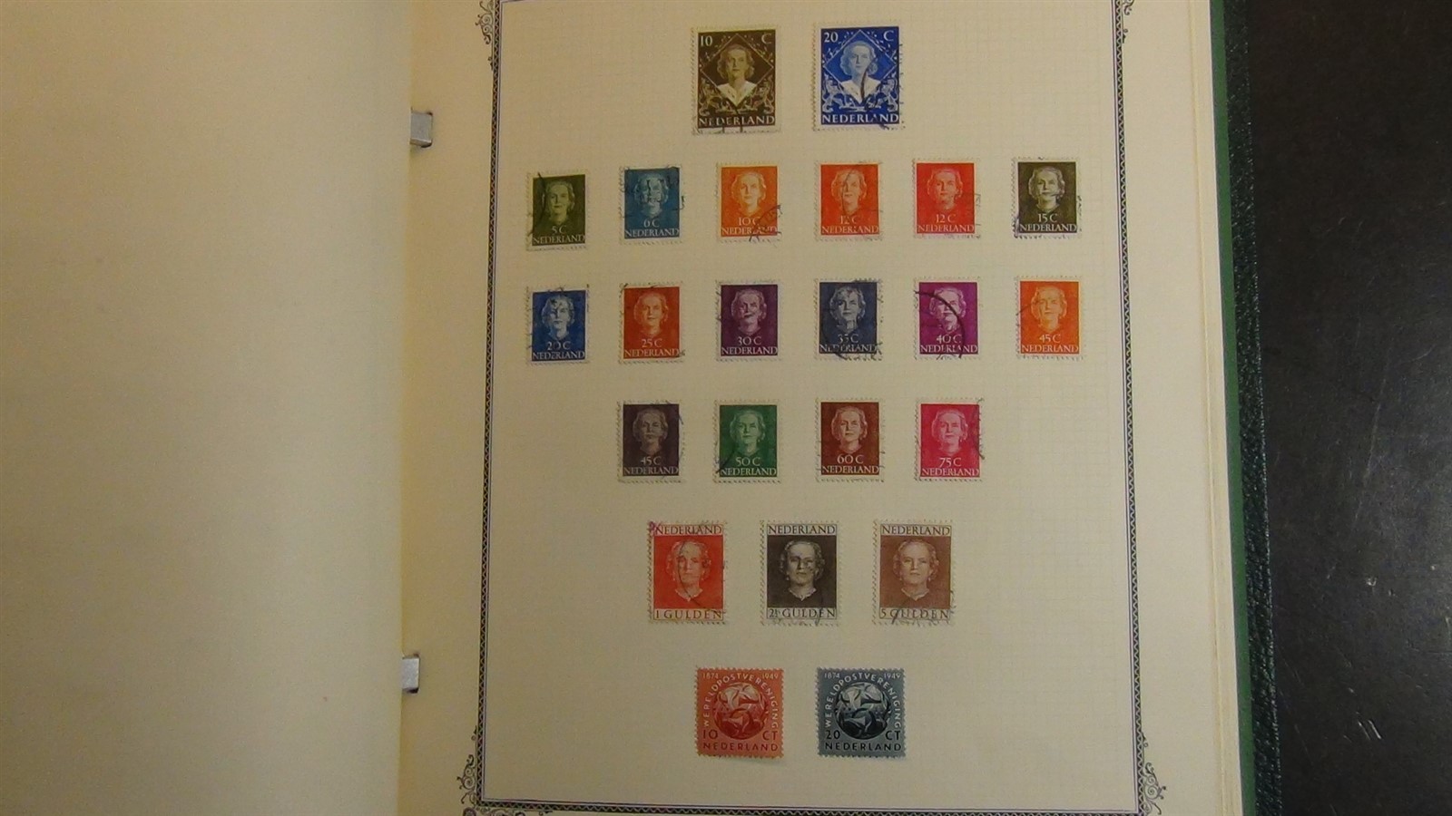 Stampsweis Netherlands collection on Scott Specialty album pages est 1000 to '72