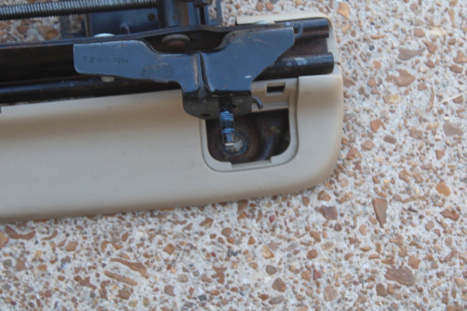 07-14 CHEVY TAHOE SUBURBAN YUKON DRIVER LEFT 2 PLUG POWER SEAT TRACK TAN TRIM