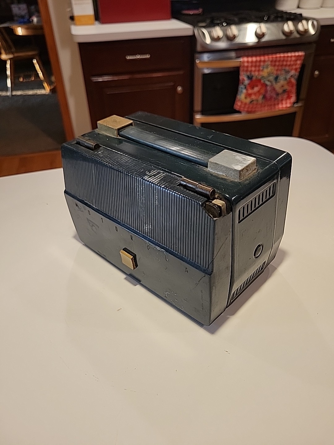 Vintage Motorola Model Green with Gold Flip Up Vintage Tube Radio 52M1U - AS-IS