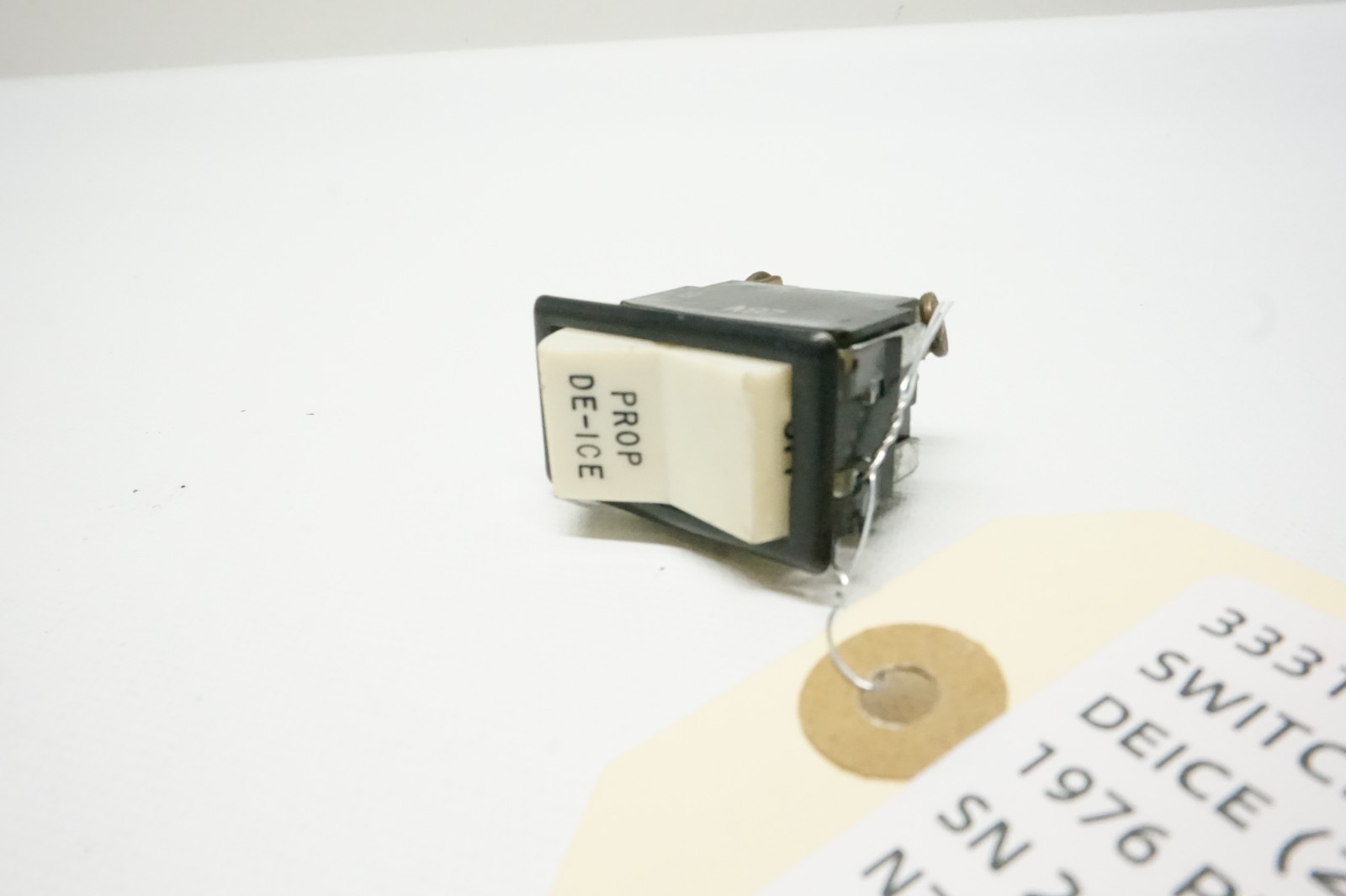 1976 Piper Aztec F PA-23-250 Illuminated Prop De-Ice Switch (28 Volt), 33318-013