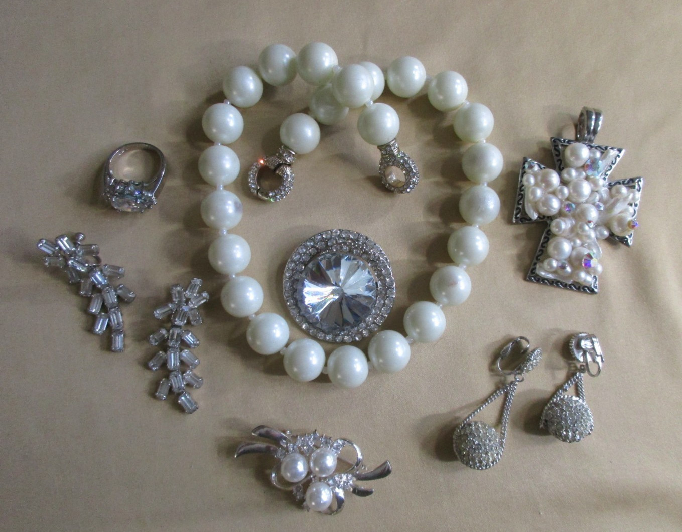 VINTAGE RHINESTONE FAUX PEARLS JEWELRY LOT ~ MIXED AGES