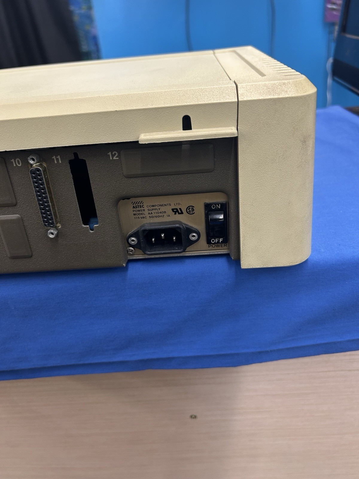 Vintage Apple IIe Computer A2S2064 With Disk ii Turns On Untested