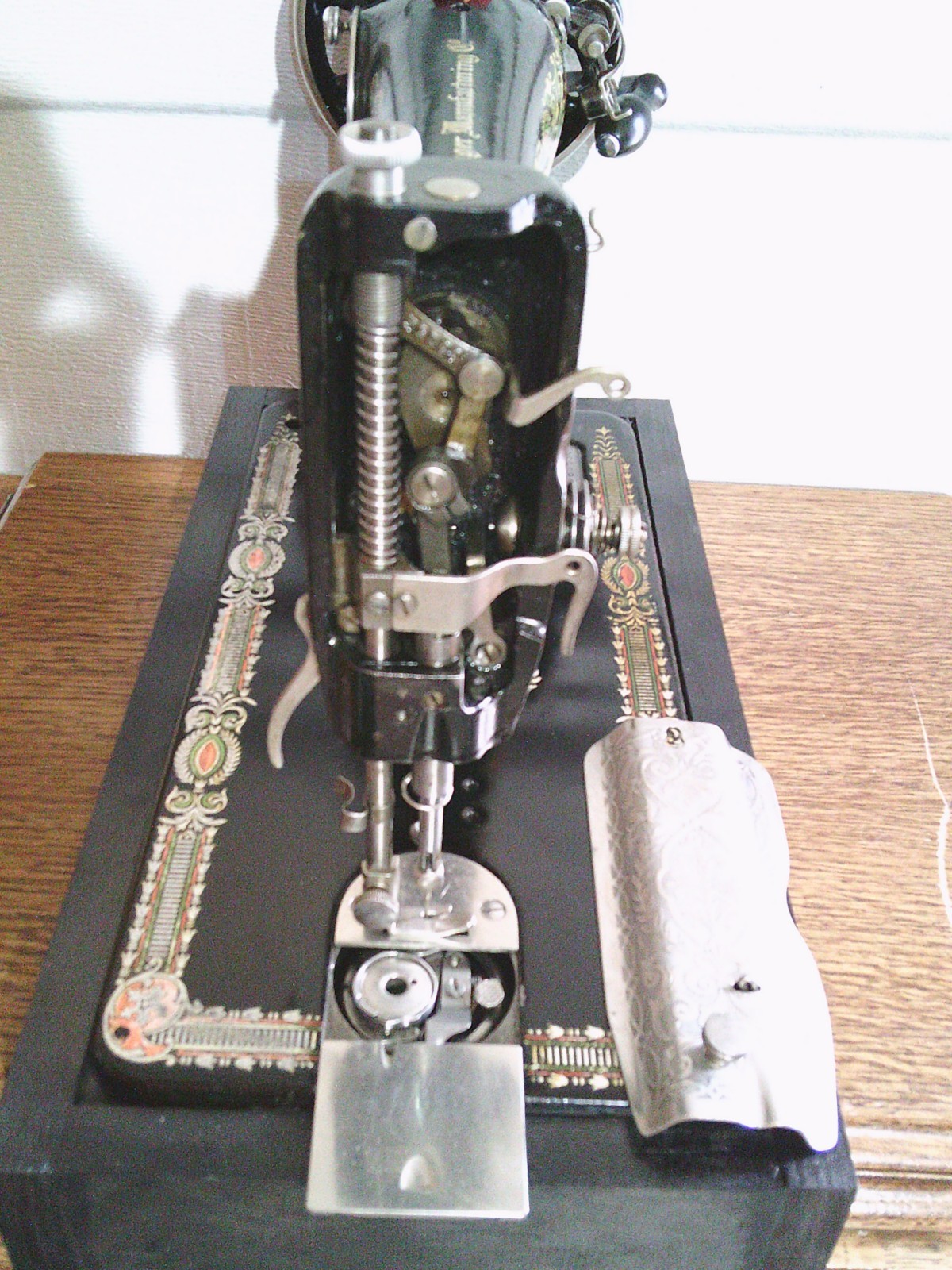 ANTIQUE SINGER SEWING MACHINE MODEL 66 'RED EYE', HAND CRANK, SERVICED