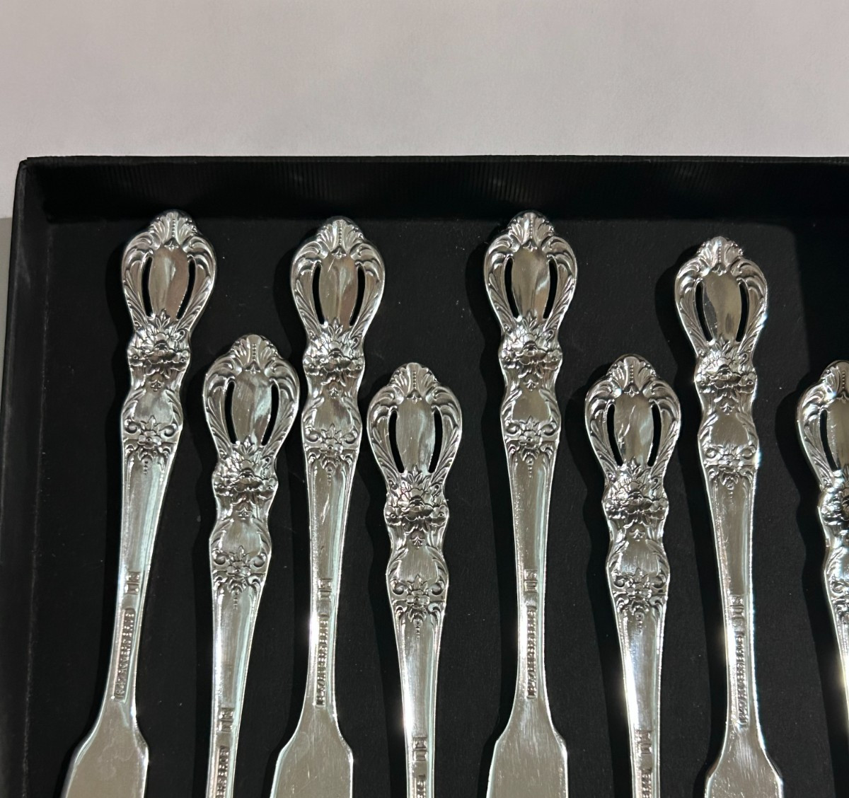 Set of 8 GRAND HERITAGE pattern individual Butter Knives Approx 6" ROGERS BRO