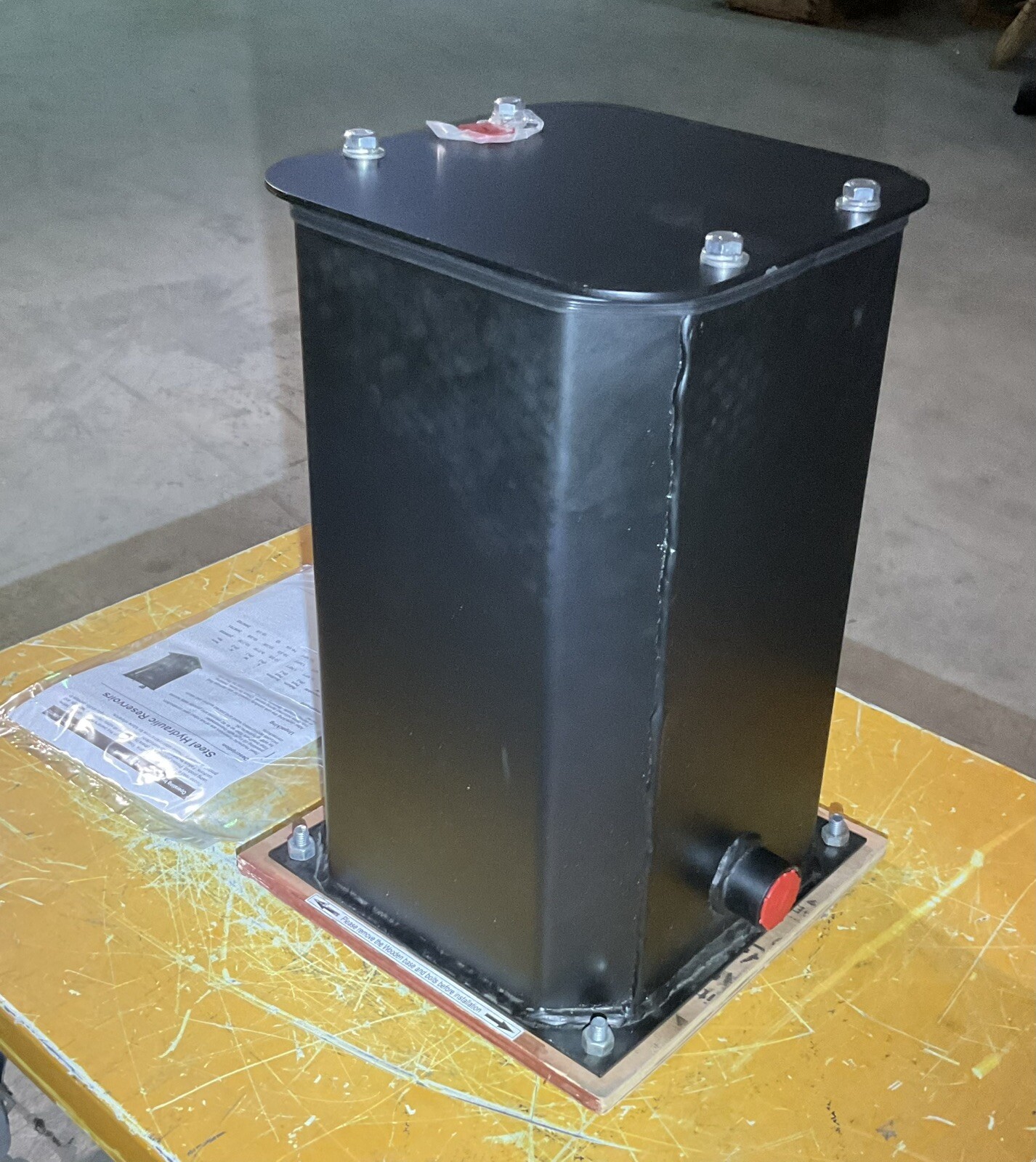 Hydraulic Reservoir 24W701 5gal Nominal Capacity 1" NPT Suction Port Thread Size