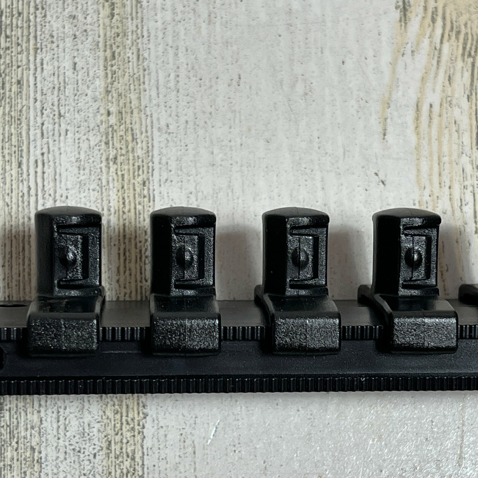 Ernst 3/8" Drive 8" Socket Organizer Rail with 9 Twist Lock Clips - Black