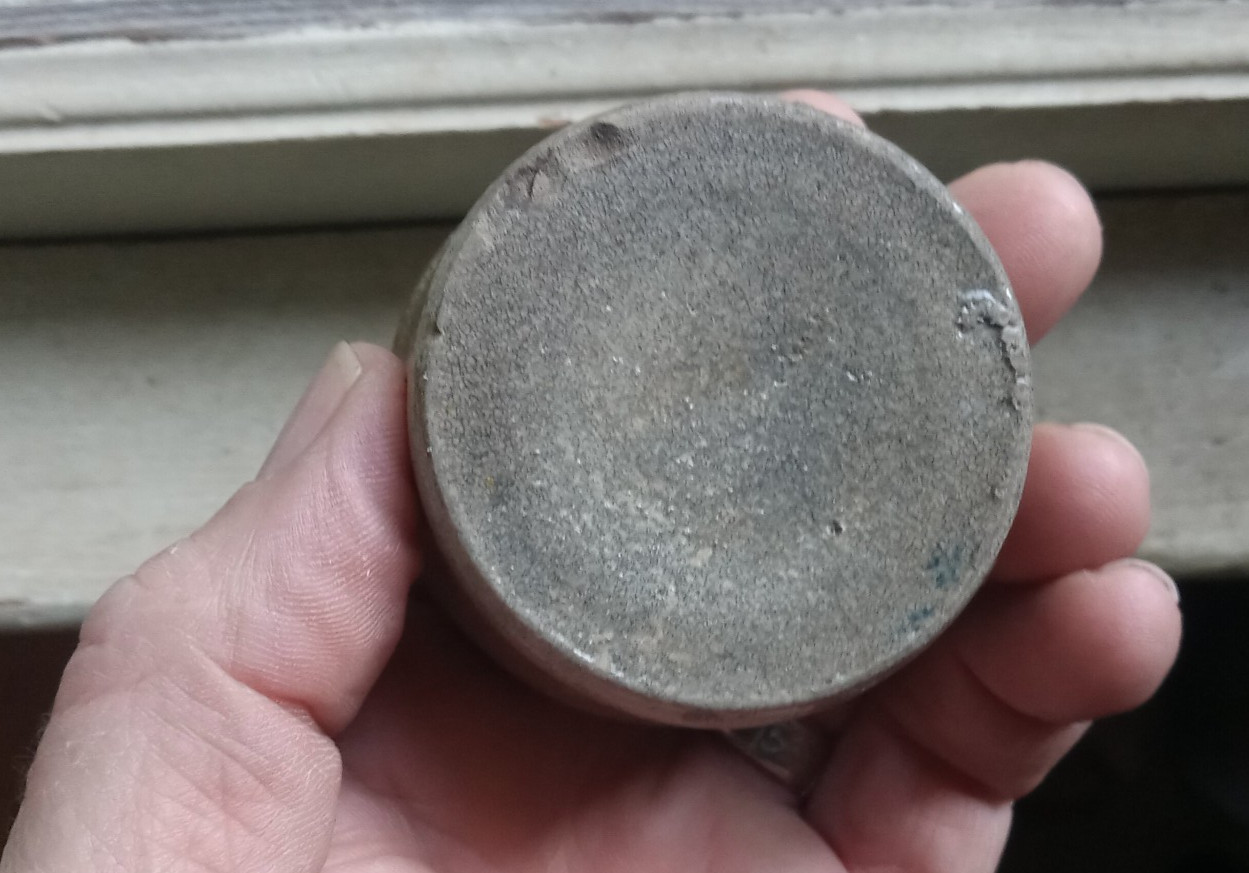 1770s ORIGINAL COLONIAL ERA SALT GLAZE STONEWARE INKWELL FROM NEW ENGLAND