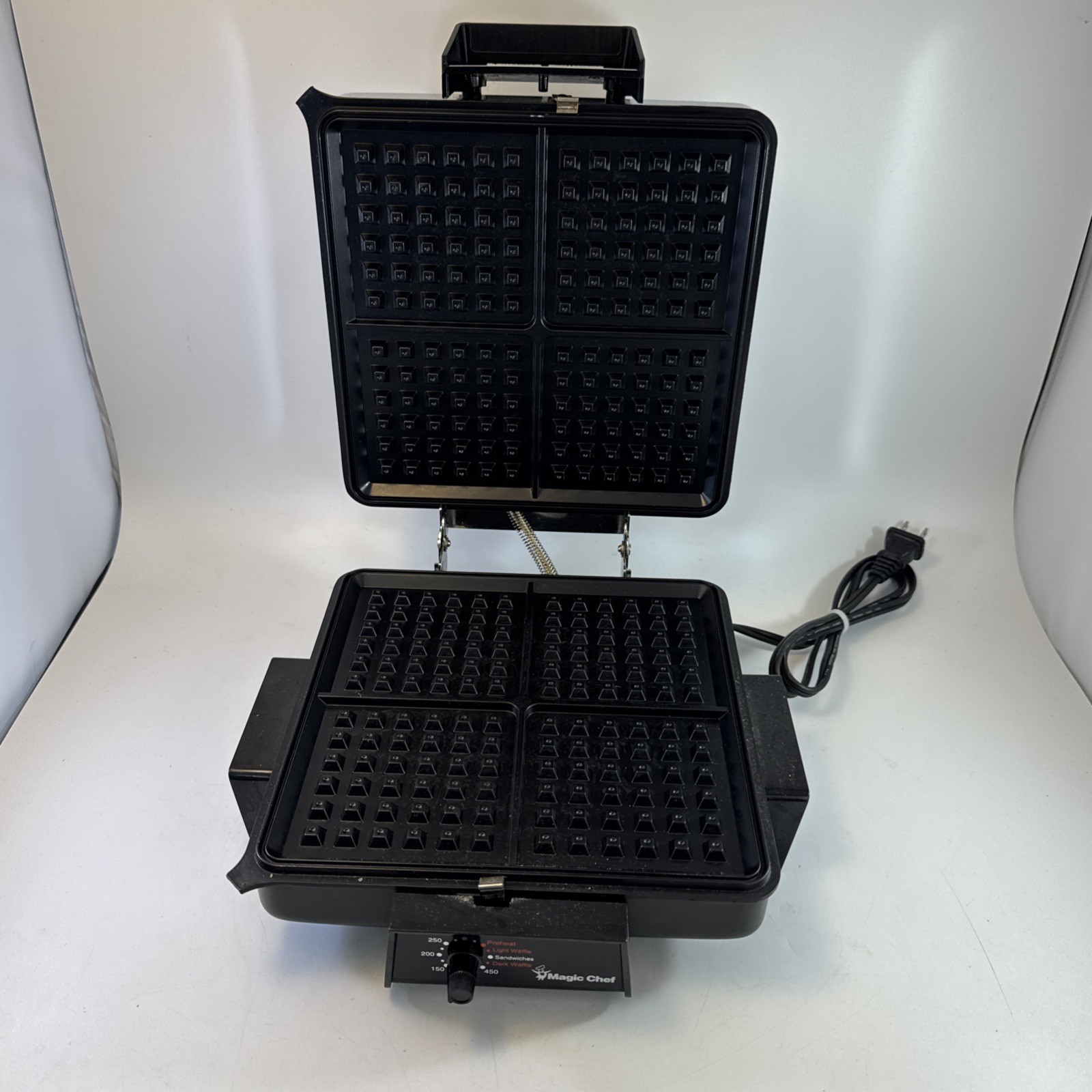Magic Chef FastBake Waffle Maker M420 4 Square Style Adjustable Temp Iron