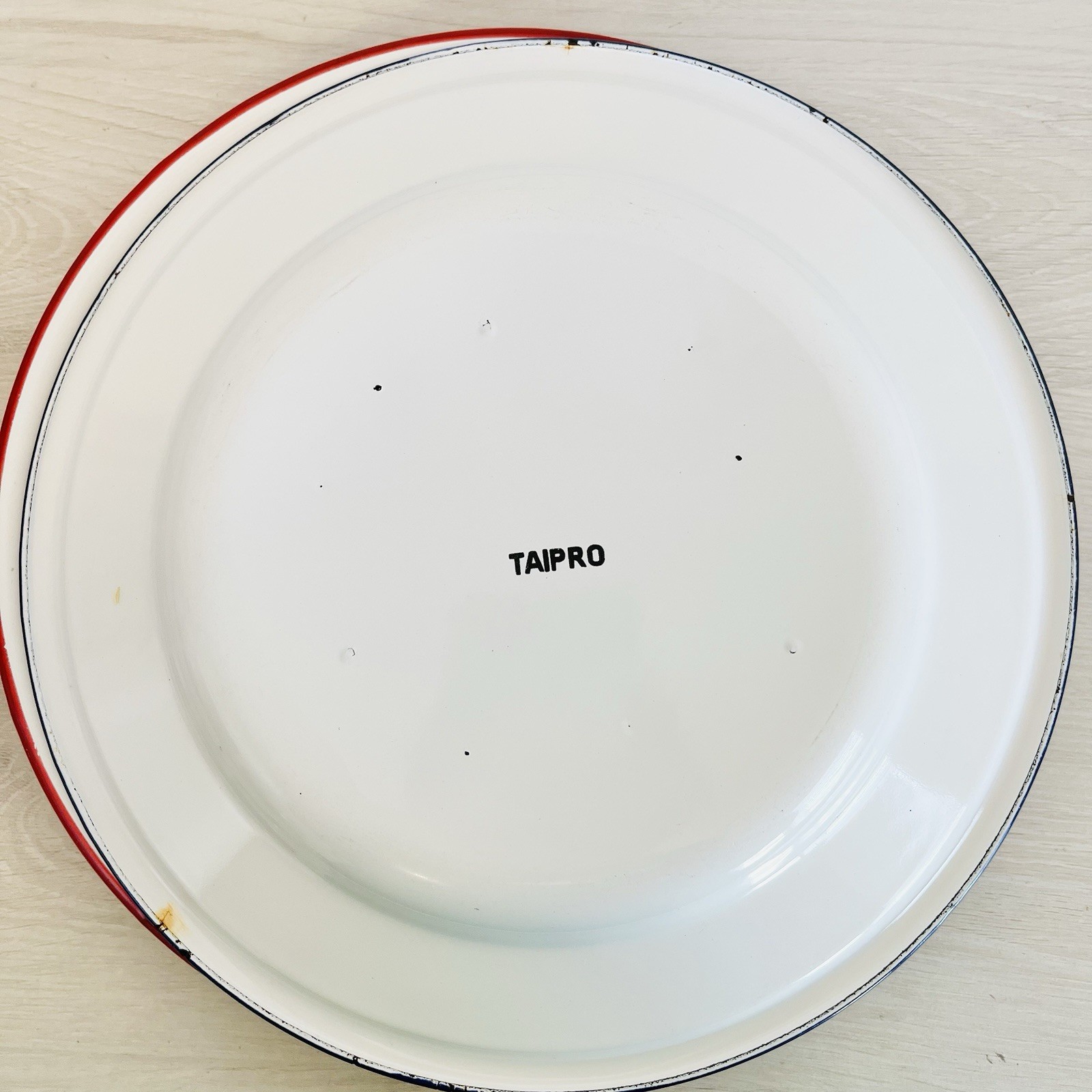 Vintage 1960s Taipro Little Red Wagon & Stars Enamelware Dinner Plates Lot Of 4
