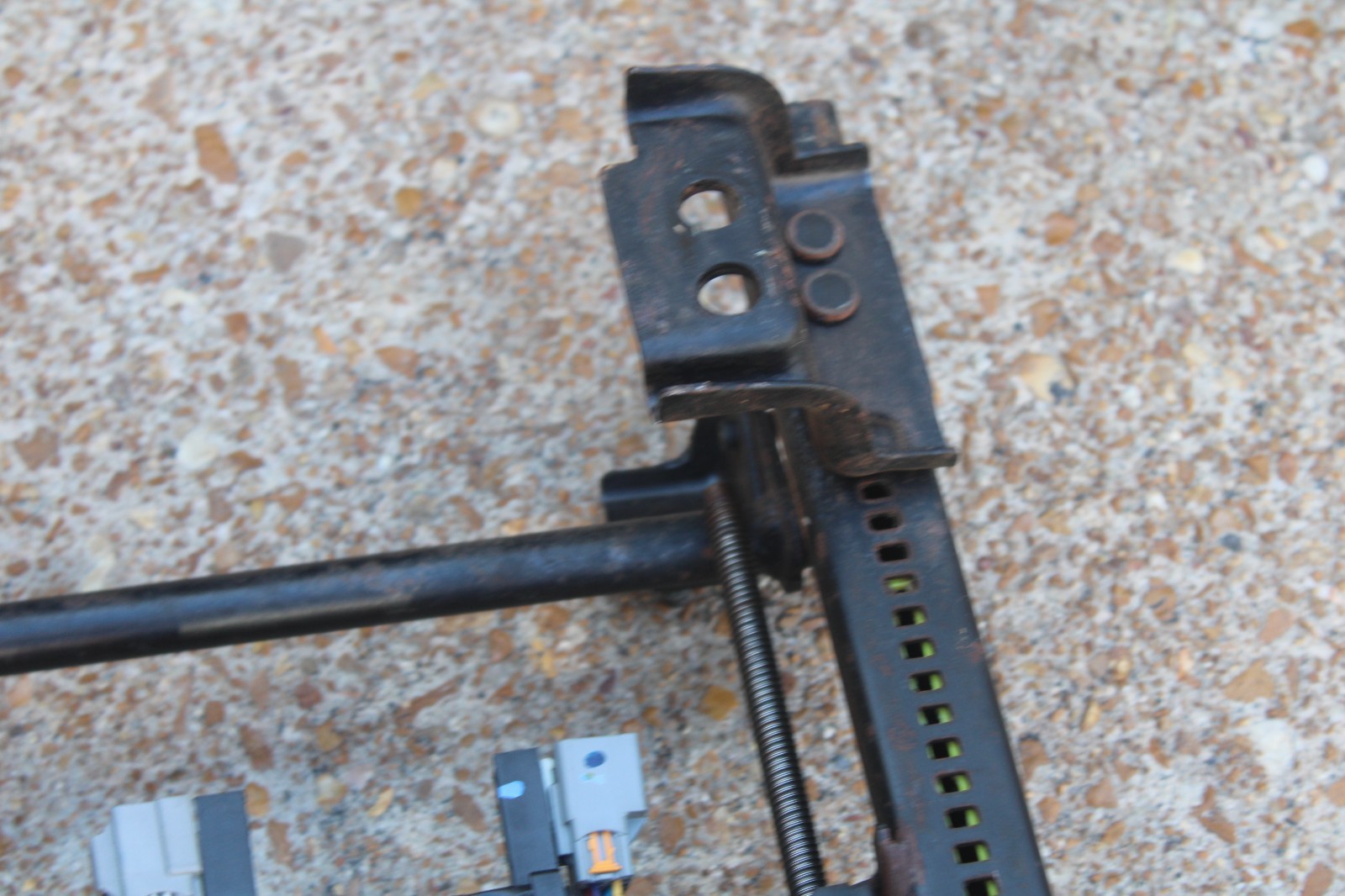 07-14 CHEVY TAHOE SUBURBAN YUKON DRIVER LEFT 2 PLUG POWER SEAT TRACK TAN TRIM