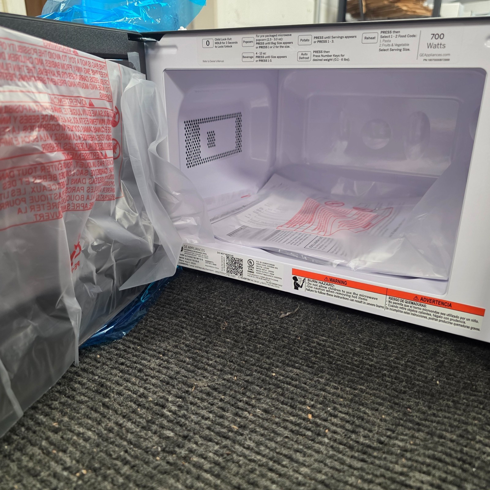 GE 0.7 Cu. Ft. Spacemaker Countertop Microwave Oven | GCHK07N1WSS | Small Dent