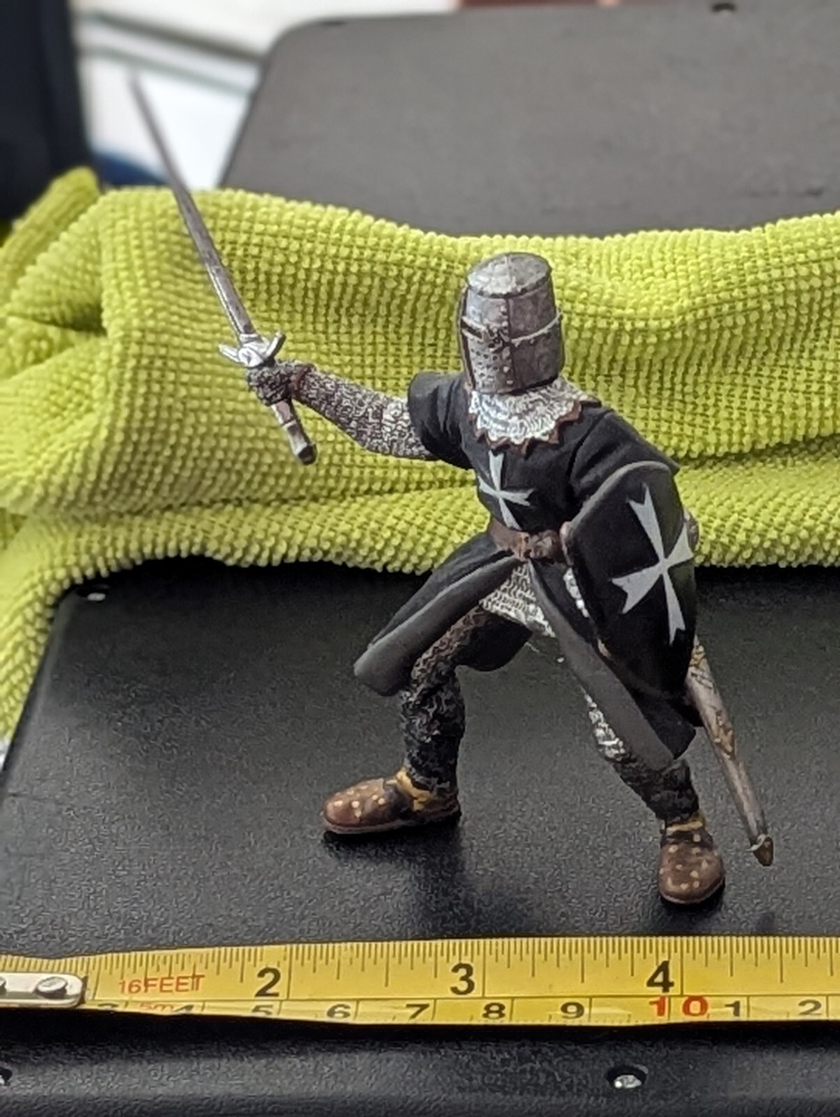 INTICING SCHLEICH WARRIOR MEDIEVAL W/ SHIELD & SWORD READY FOR BATTLE VG COLORS