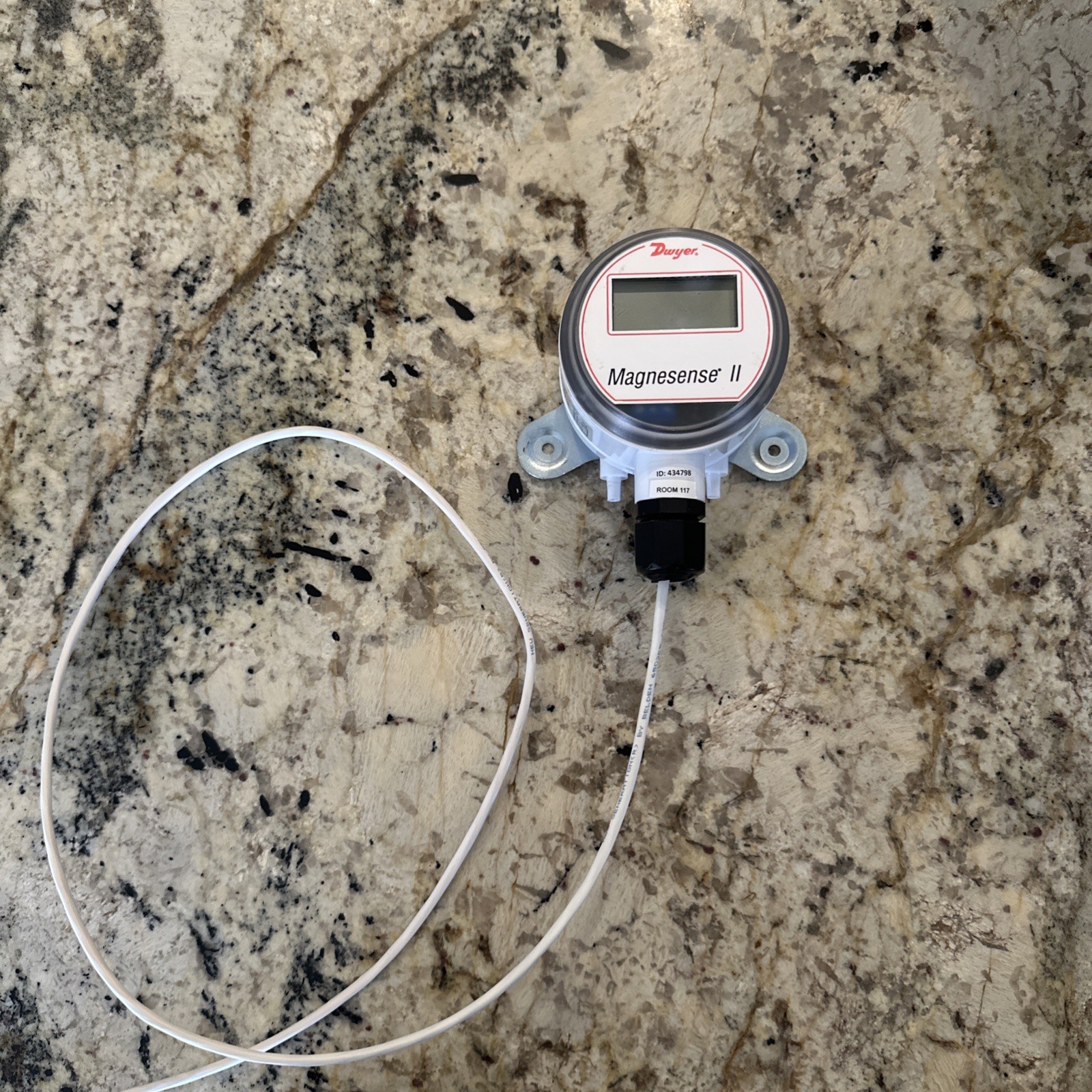 DWYER  MS2-W111-LCD Magnesense II Differential Pressure Transmitter FAST SHIP