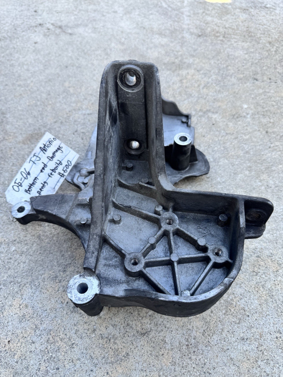 Jeep Wrangler 2.4L 4cyl Engine Alternator Bracket 04861371AA