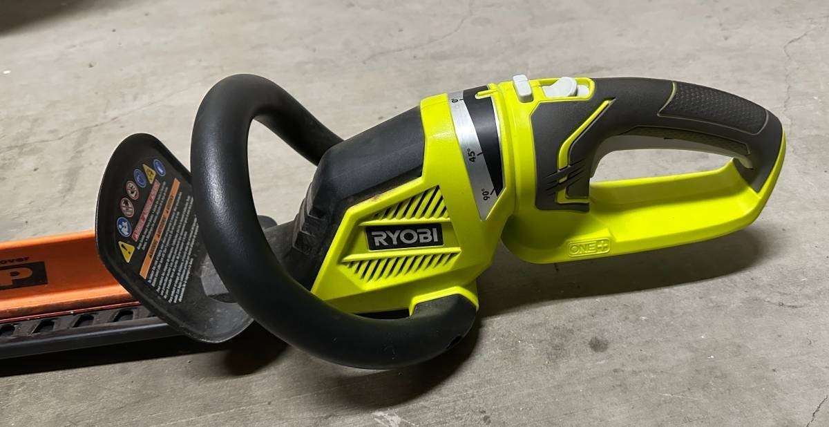 Ryobi 18V ONE+ P2606VNM Brushless 22" Cordless Hedge Trimmer w/ Battery &Charger