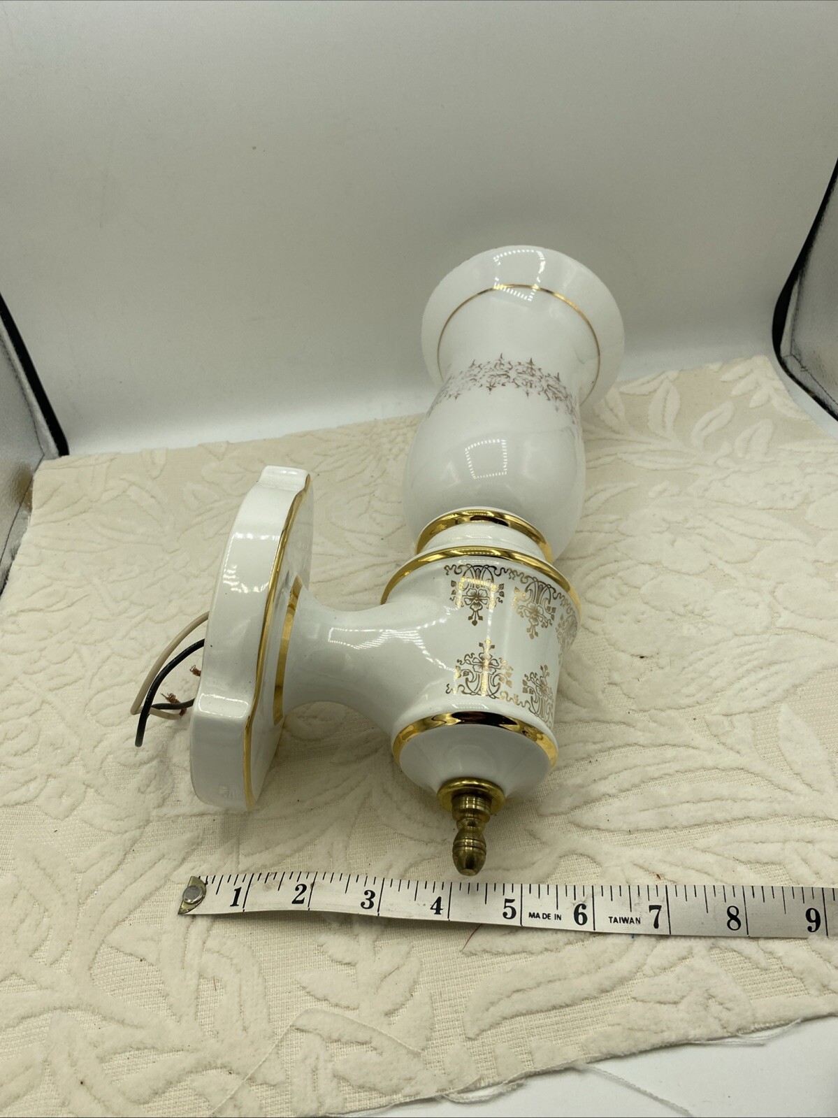 A Antique Pair Of Hollywood Regency Ceramic Porcelain Glass Gold & White Scones