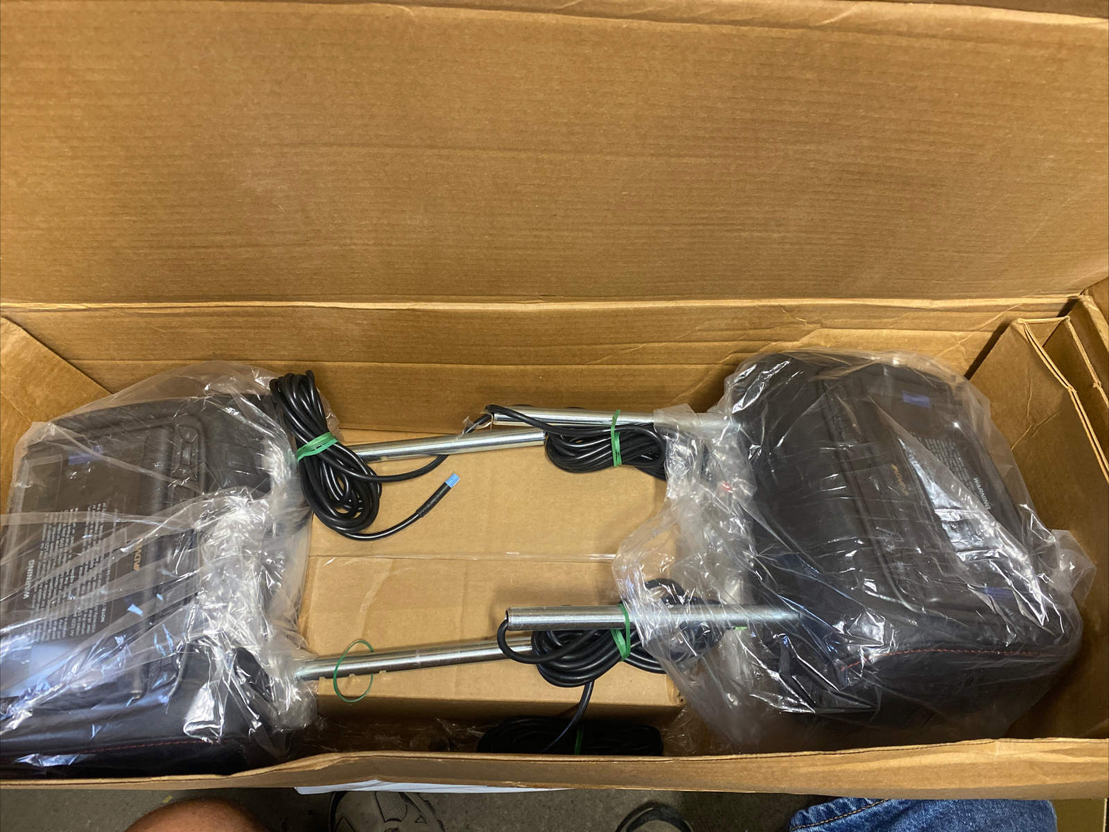 GM, Dual DVD 7" Headrest Monitors, Part #ADVDDS7012GM3341