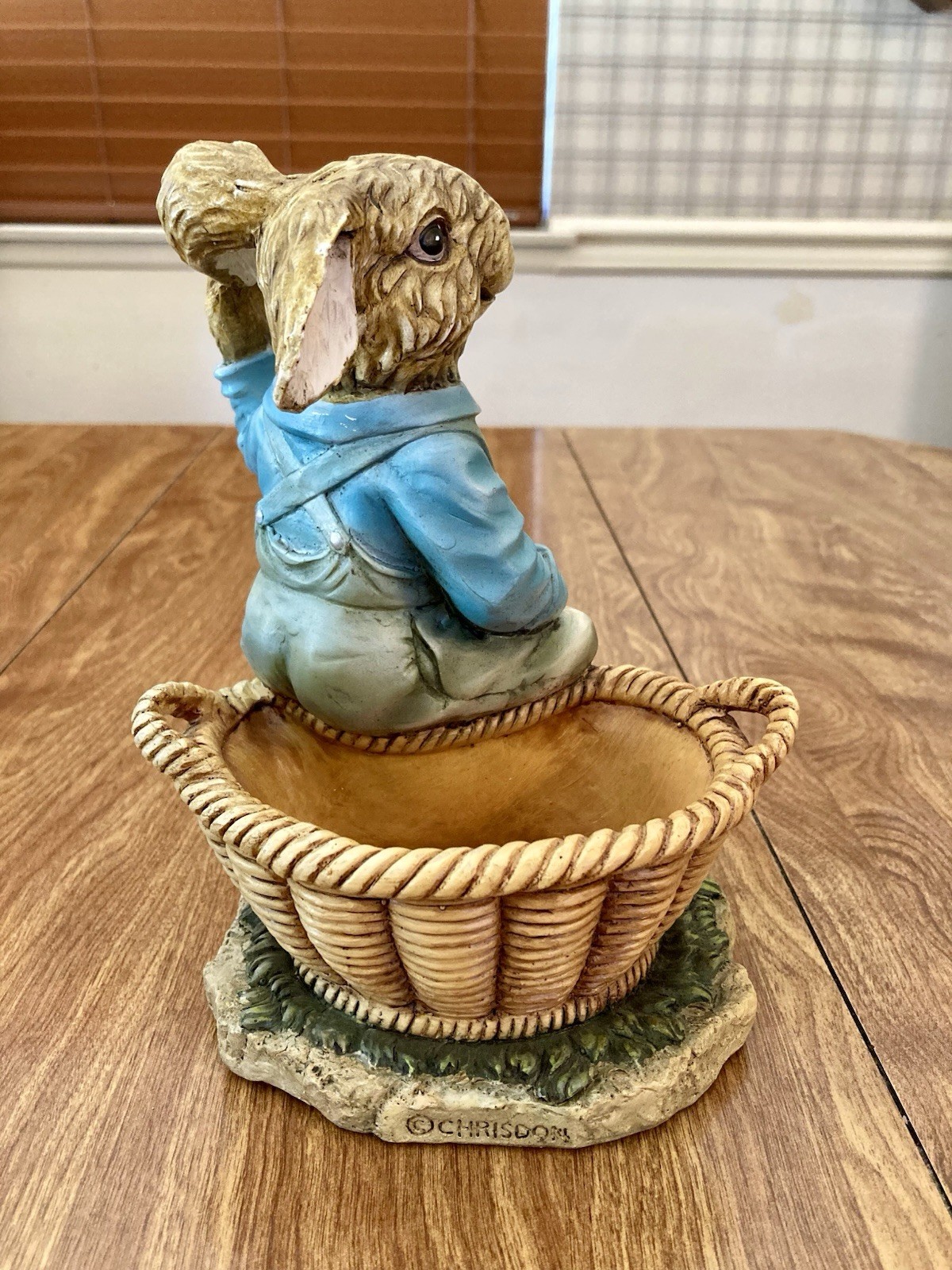 Chrisdon Rabbit Figurine Resin Basket