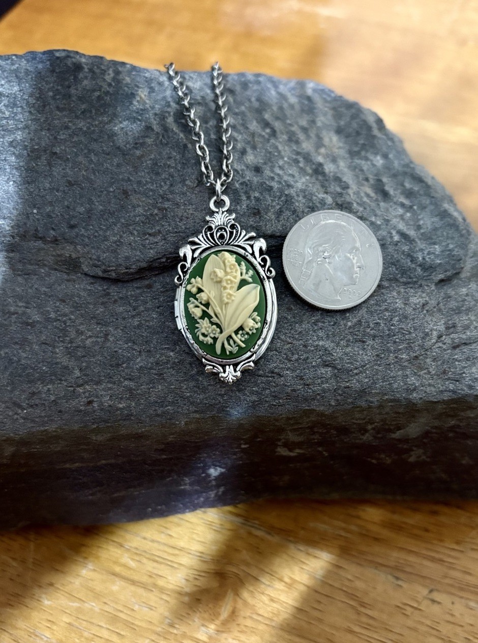 Green Lily of the Valley Cameo HIDDEN LOCKET Necklace Vtg Pillbox Stash Pendant