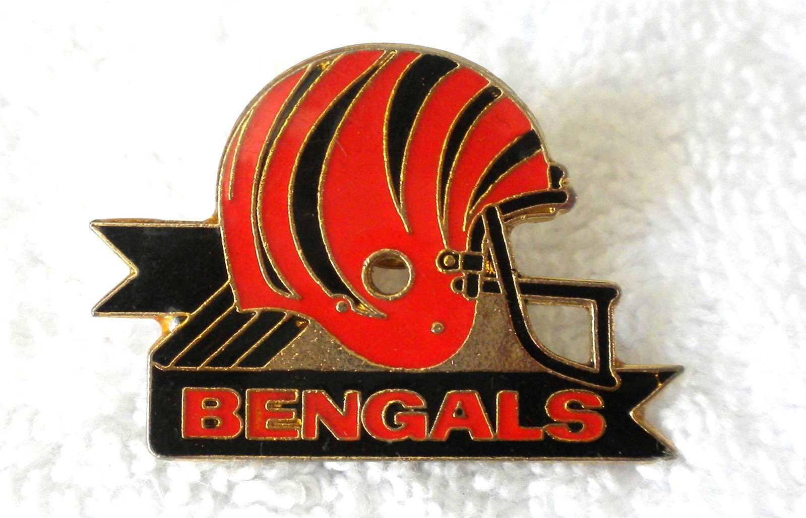 VINTAGE PETER DAVID CINCINATTI BENGALS 1-1/4" x 7/8" 1984 NFLP LAPEL PIN TIE TAC