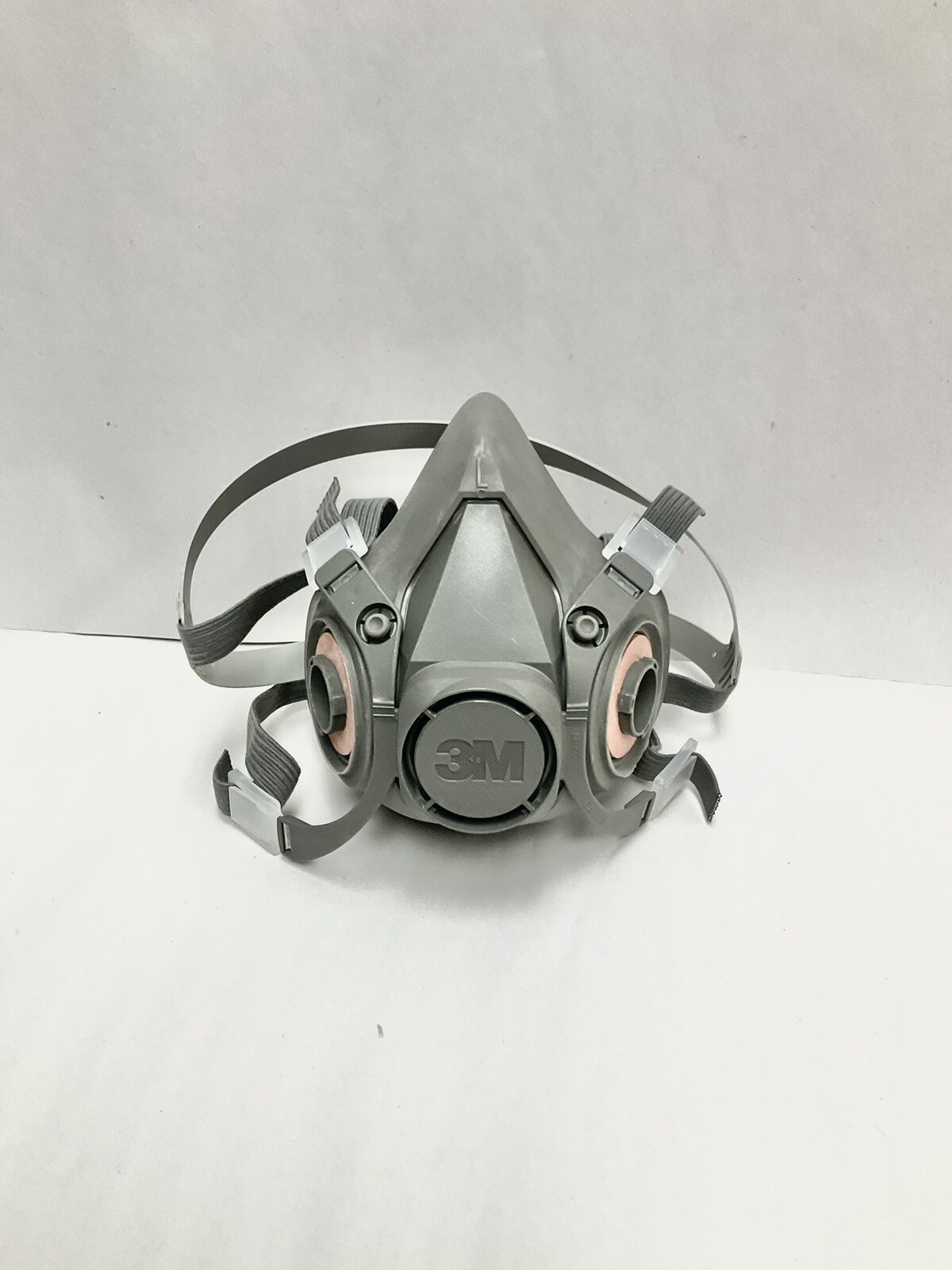 3M 6300 / 07026 Half Mask Respirator & 2- 3M 7093 P100 Particulate Filter LARGE