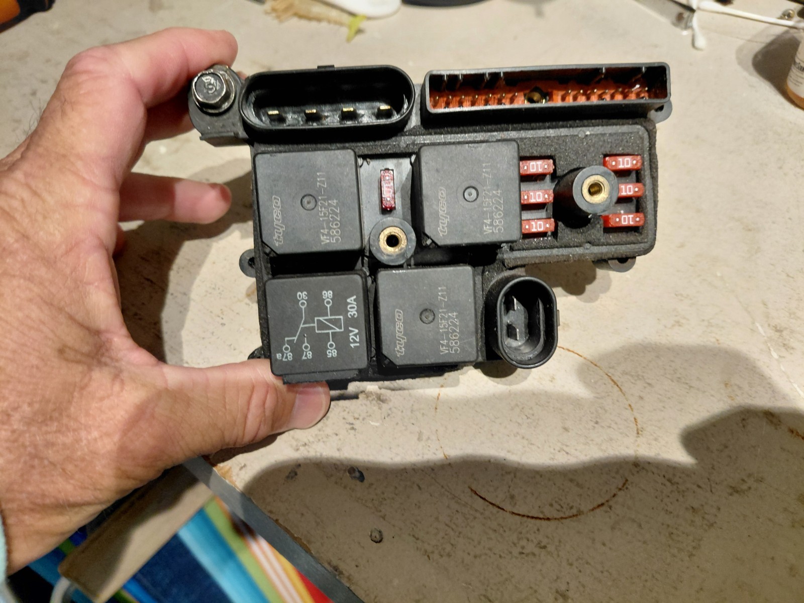 Evinrude Ficht Power Distribution Fuse Panel part # 586736