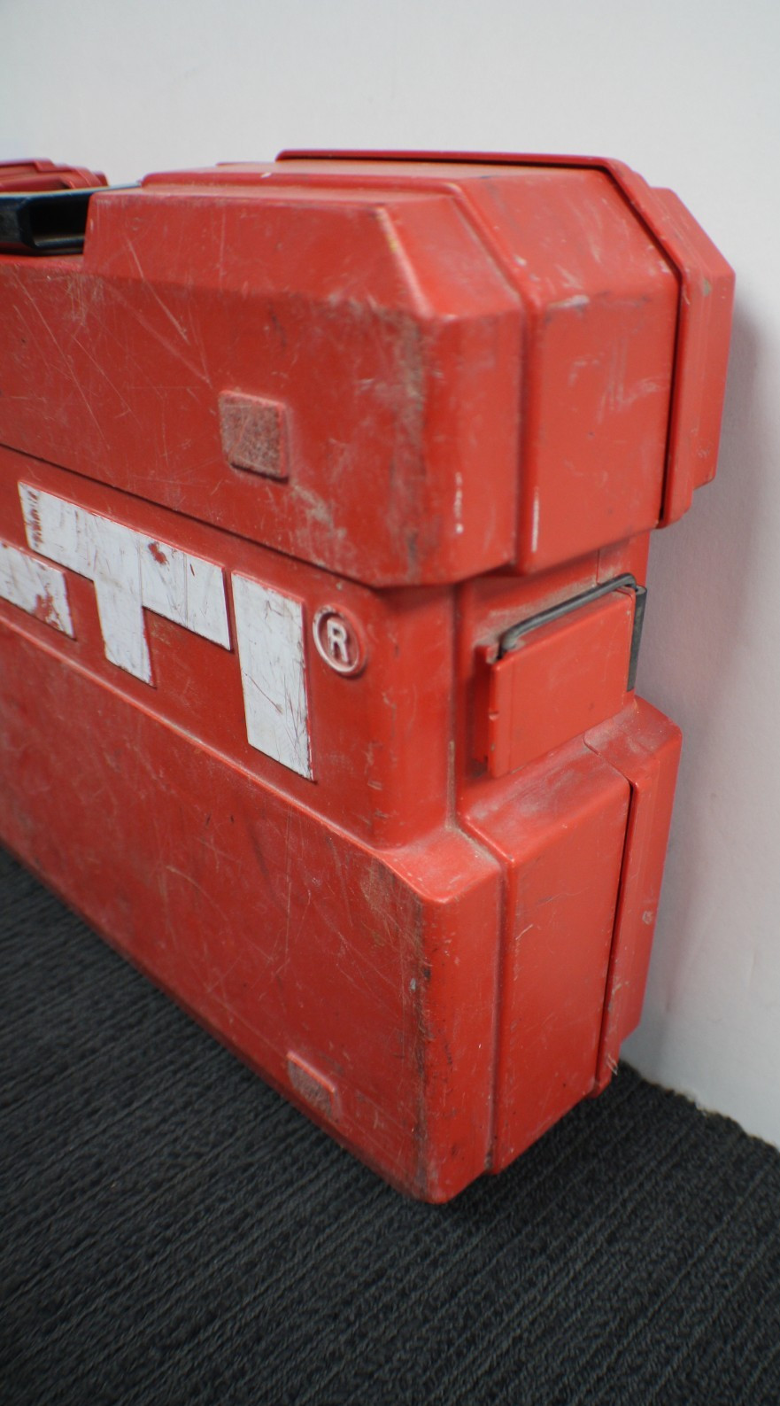 Hilti TE24 - 115V Corded Rotary HAMMER DRILL - W/Hard Shell Case.