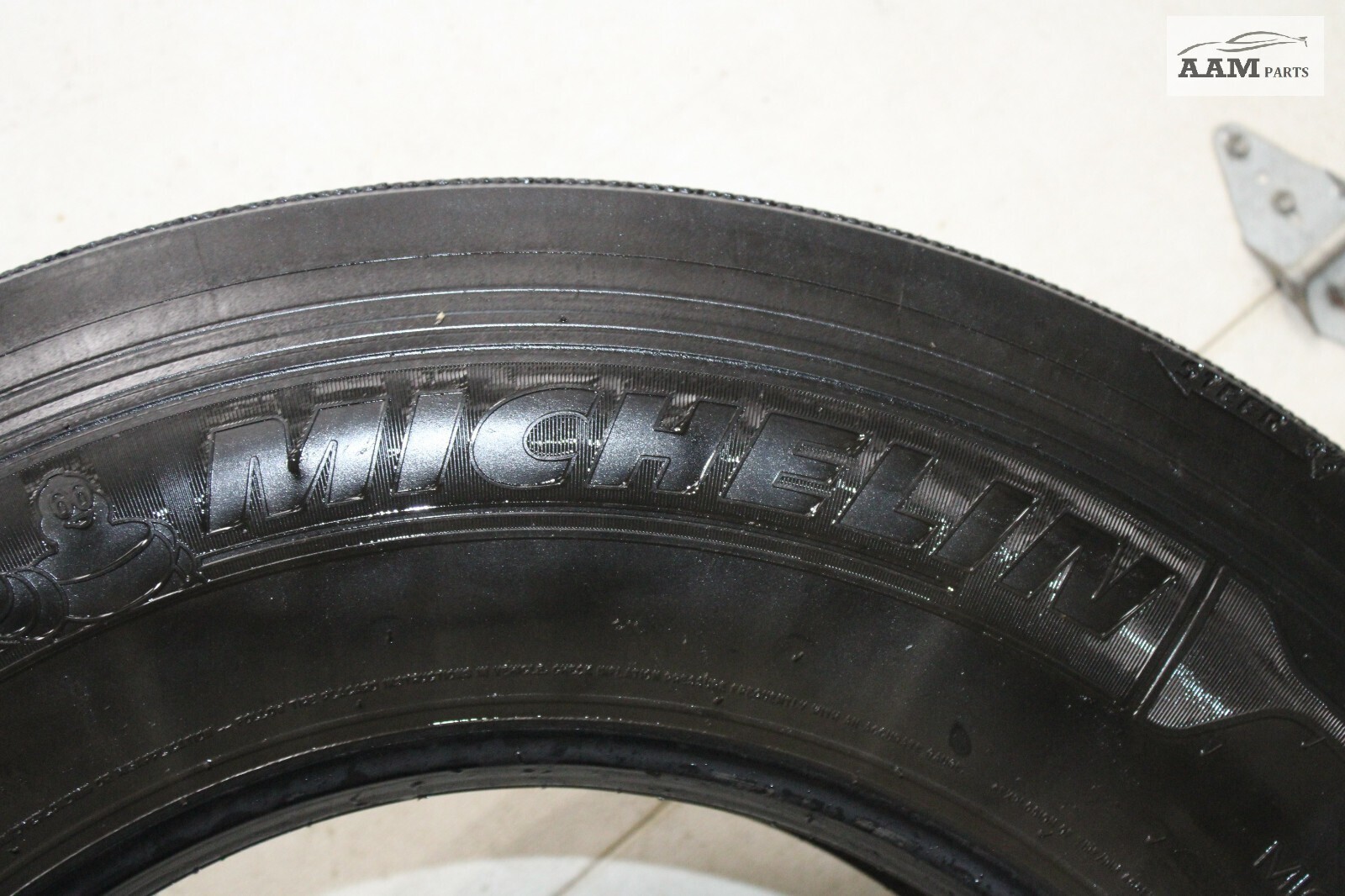 2018-2024 FREIGHTLINER CASCADIA WHEEL TIRE 275/80 R22.5 MICHELIN OEM