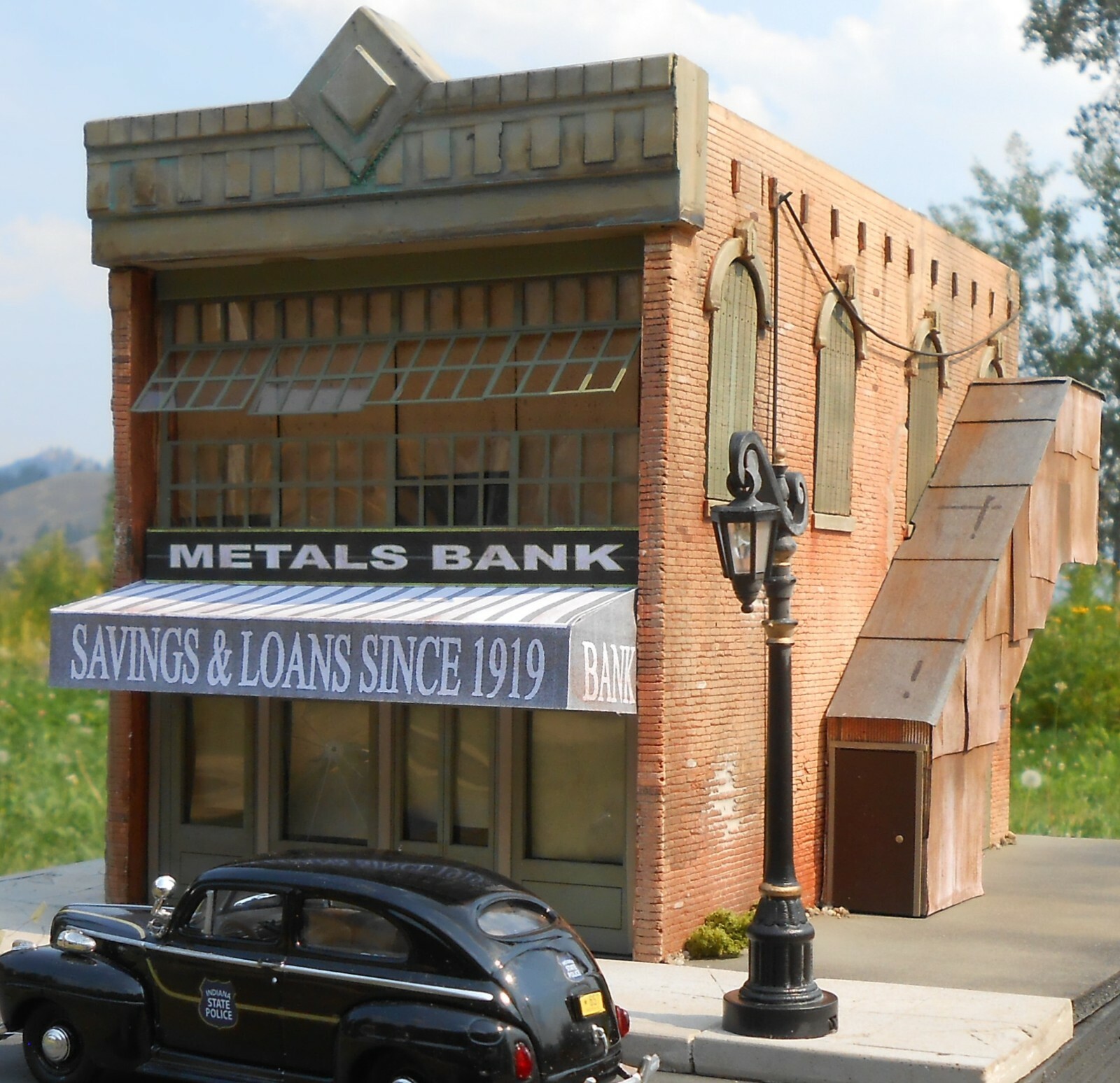 Downtown Deco O On3 On30 Scale Metals Bank Building kit Only 1 at this price!