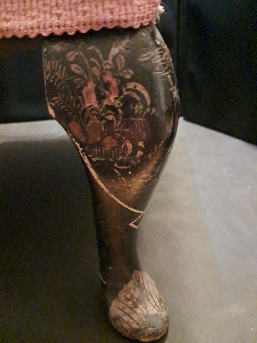 VINTAGE NEEDLEPOINT FLORAL DESIGN TOP WITH HAND PAINTED LEGS FOOTSTOOL