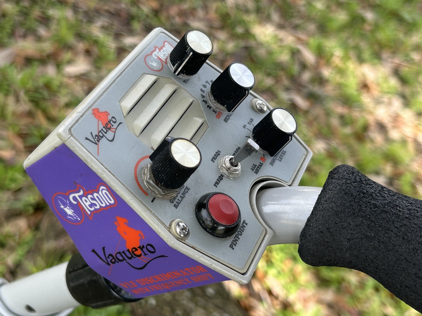 Tesoro VAQUERO Metal Detector w/ 11x8" Coil, Cover, New Battery, Manual - Nice!