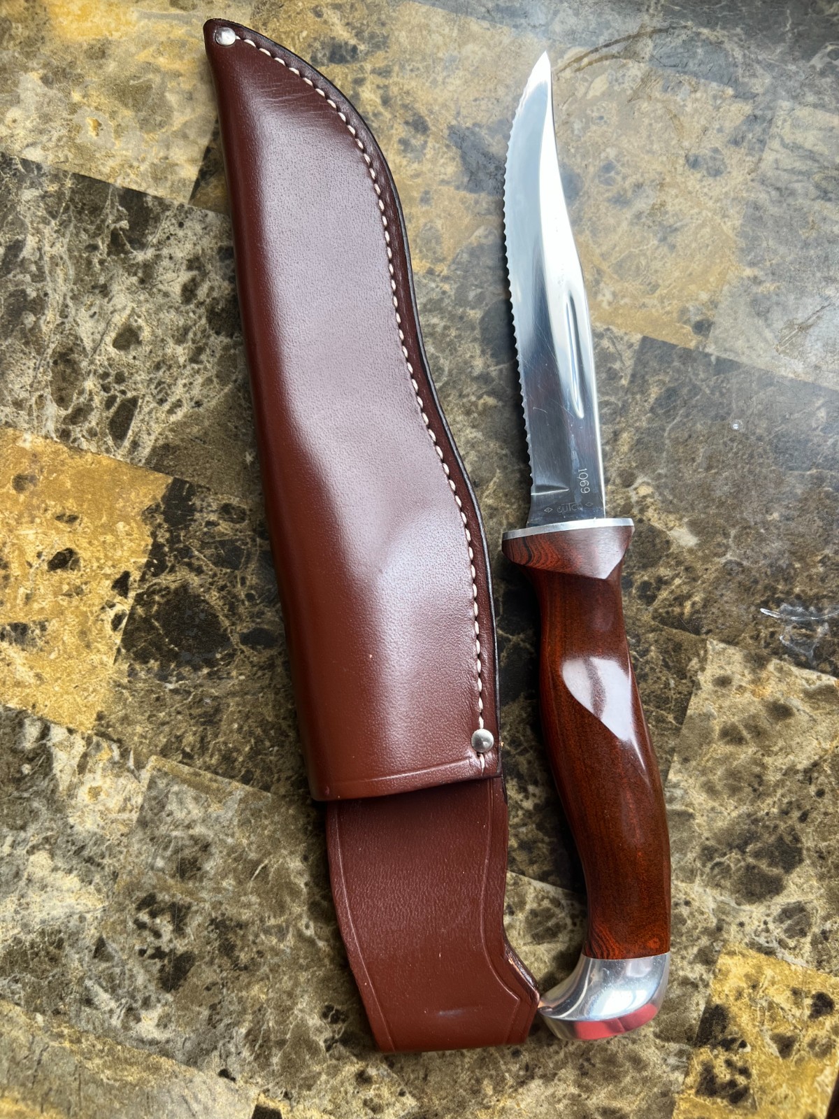 Cutco #1069 Serrated Hunting Knife Brown Handle Leather Case