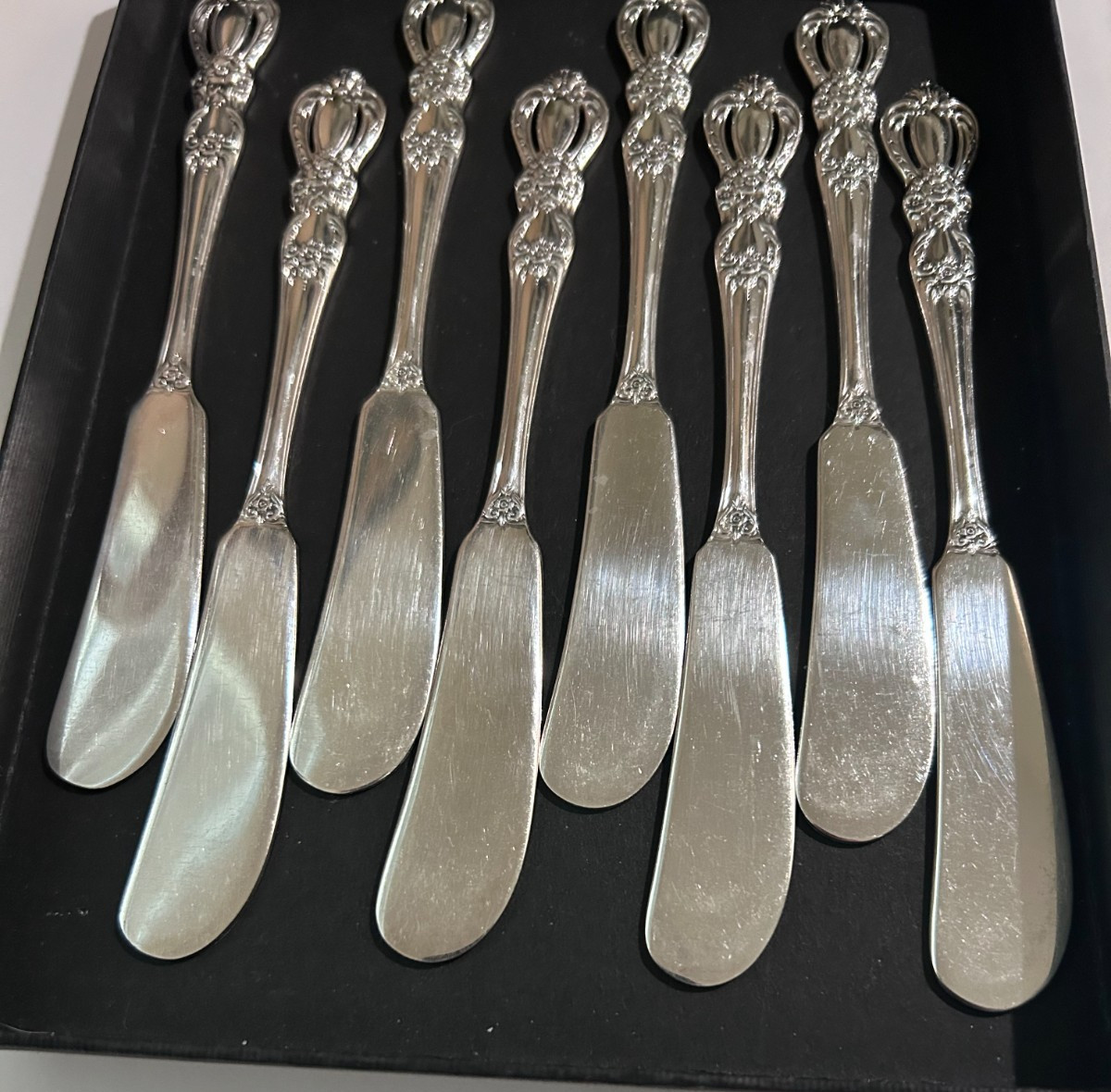 Set of 8 GRAND HERITAGE pattern individual Butter Knives Approx 6" ROGERS BRO