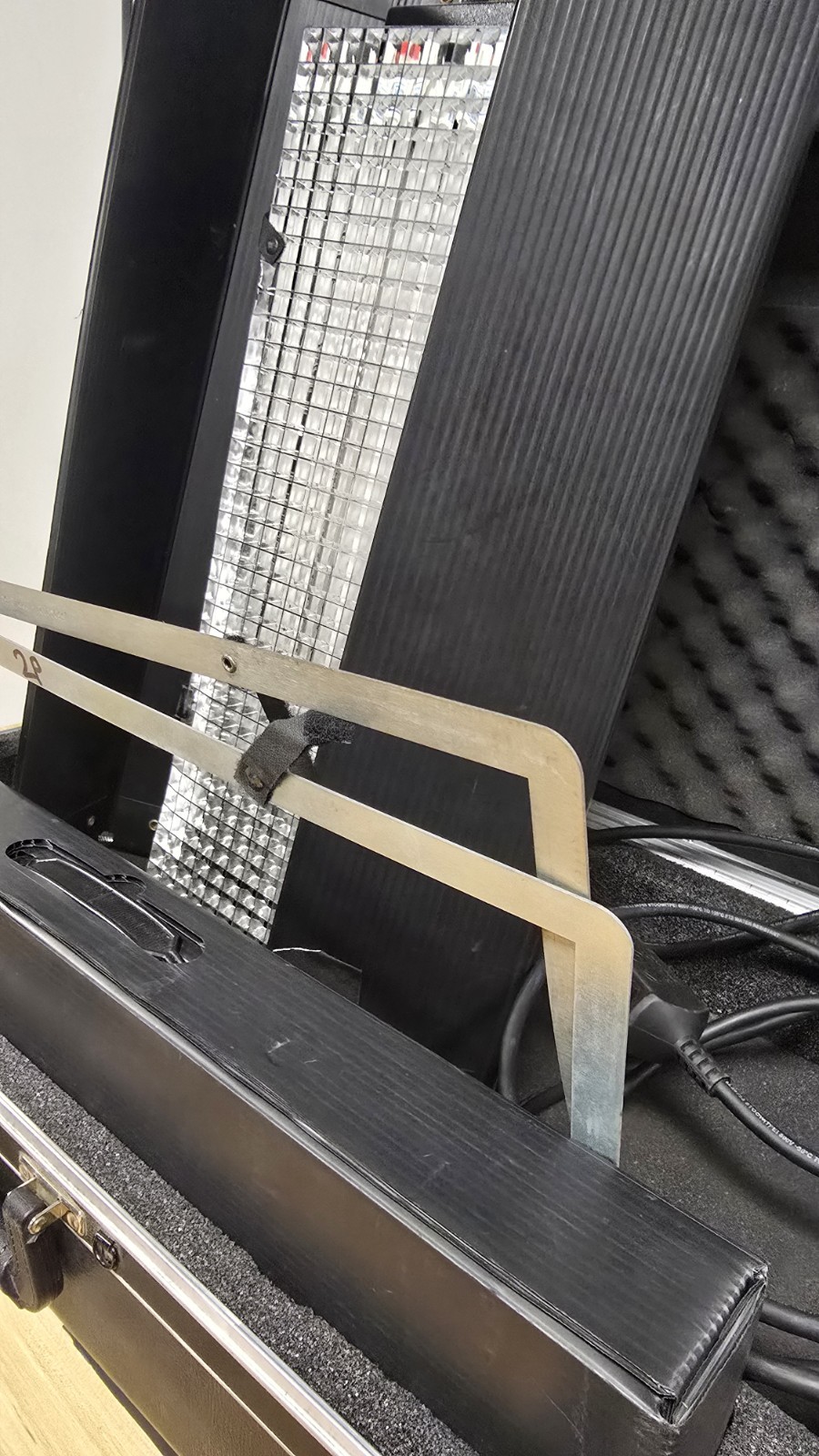 Kino Flo Diva Lite 401 Kit (120VAC) - Full Set of Extra Bulbs & Lg Hard Case