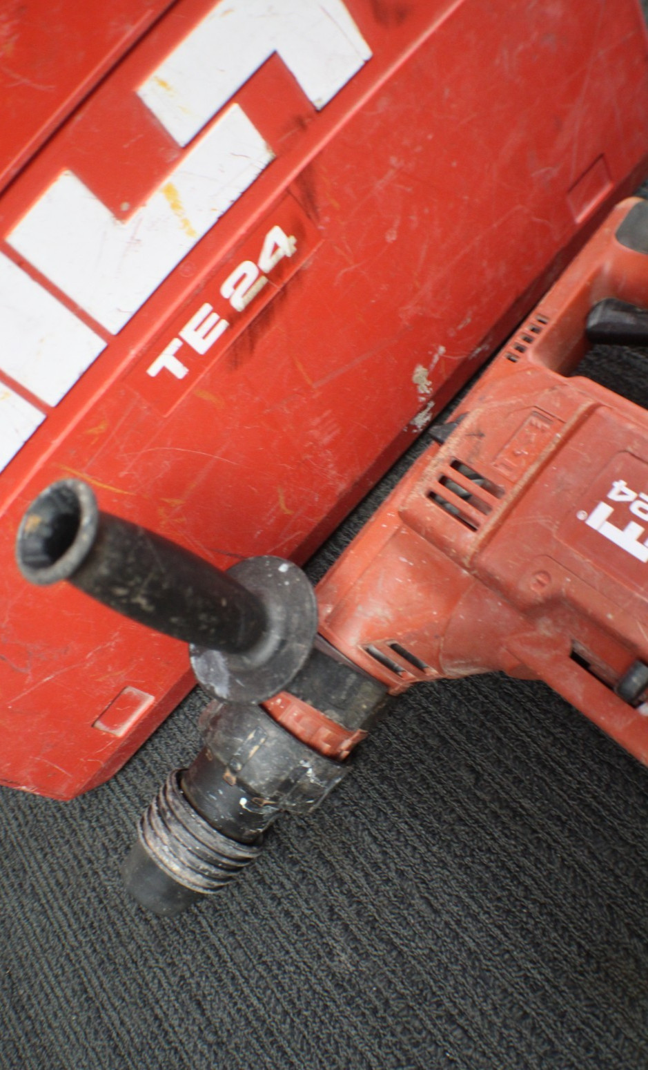 Hilti TE24 - 115V Corded Rotary HAMMER DRILL - W/Hard Shell Case.