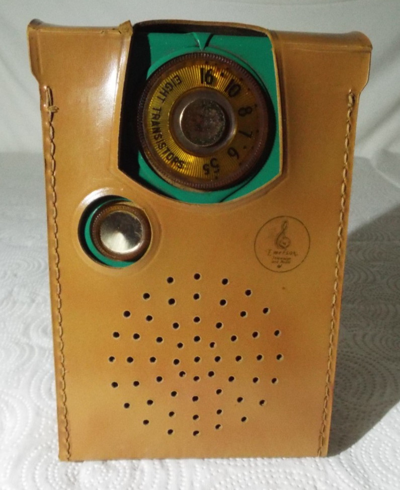 VINTAGE 1950's EMERSON 888 VANGUARD NEVABREAK POCKET RADIO "WORKS GREAT" READ!!!