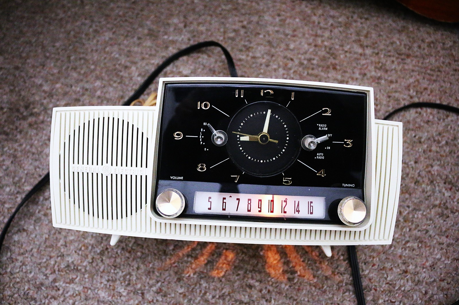 Vintage tube radio G.E. mid century ,ex cond works video
