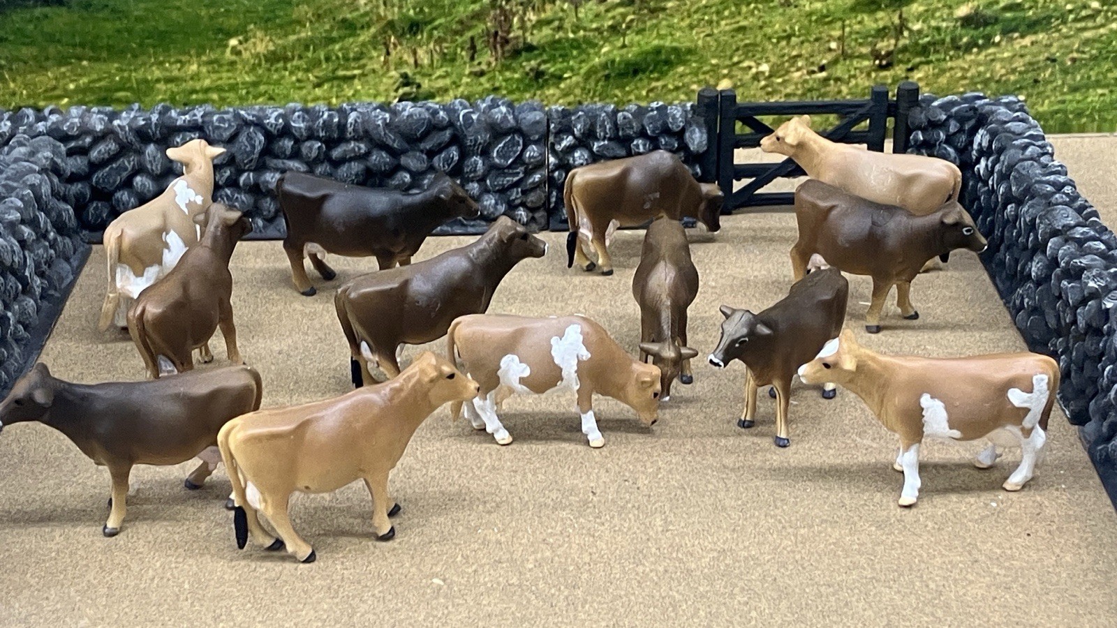 Custom CM Ertl 1:64 Lot Of 13 Jersey Dairy Breed Milk Cows Cattle Farm Scene